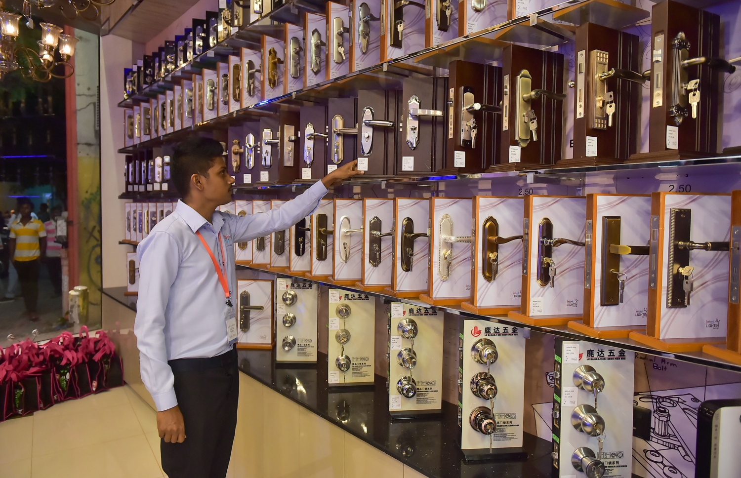 ސަންފްރަންޓުން އަލަށް ހުޅުވި ފިހާރައިގައި ބަހައްޓާފައިވާ ތަޅުތަކެއް އެތަނުގެ މުވައްޒަފަކު ދައްކާލަނީ. ފޮޓޯ: މުހައްމަދު ޝަރުހާން /މިހާރު