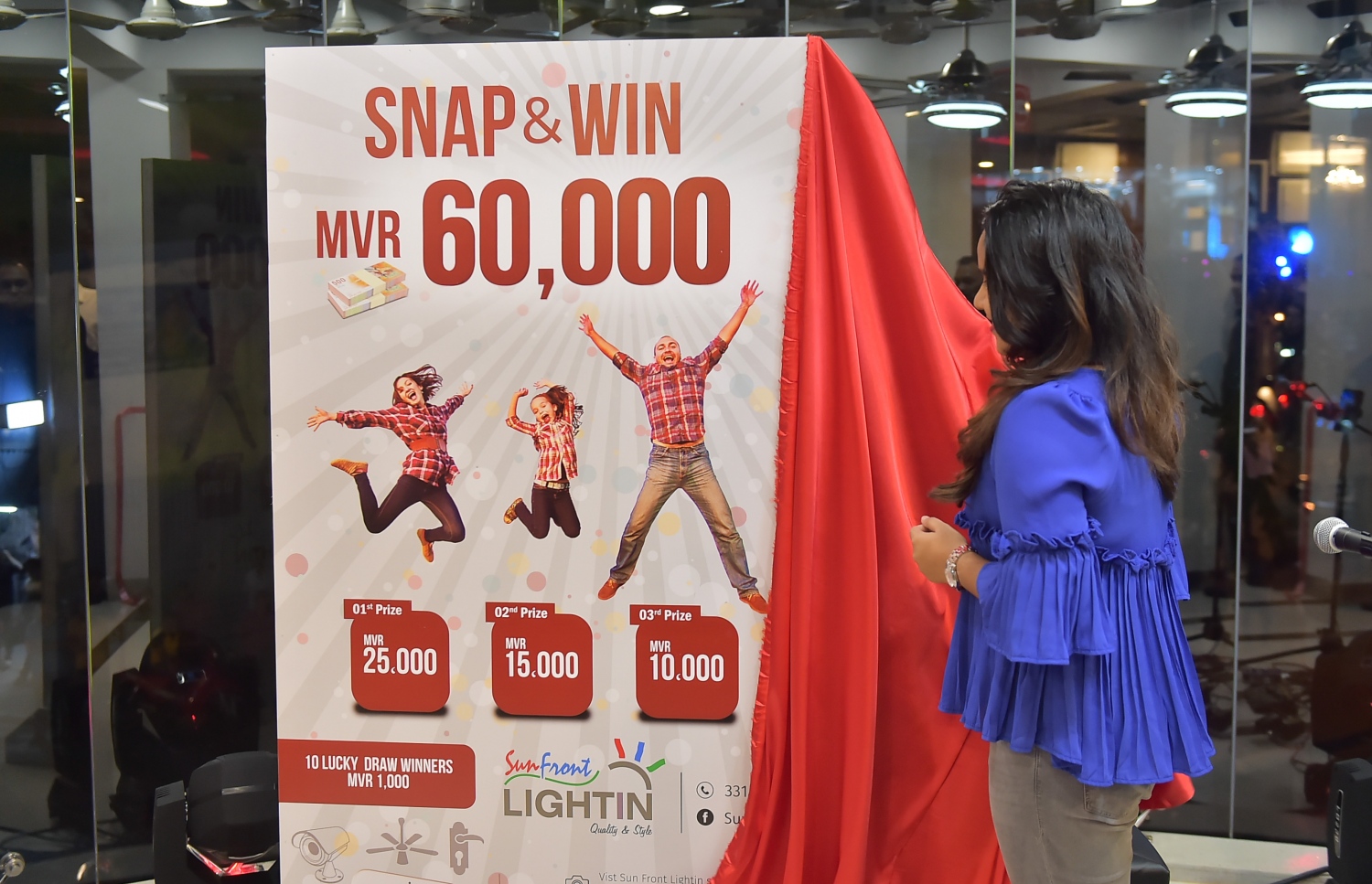 ސަންފްރަންޓްގެ އާ ފިހާރަ ހުޅުވުމާ ދިމާކޮށް ކުރިޔަށް ގެންދާ ޕްރޮމޯޝަން ލަވަކިއުންތެރިޔާ ލައިޝާ ތައާރަފްކޮށްދެނީ. ފޮޓޯ: މުހައްމަދު ޝަރުހާން /މިހާރު