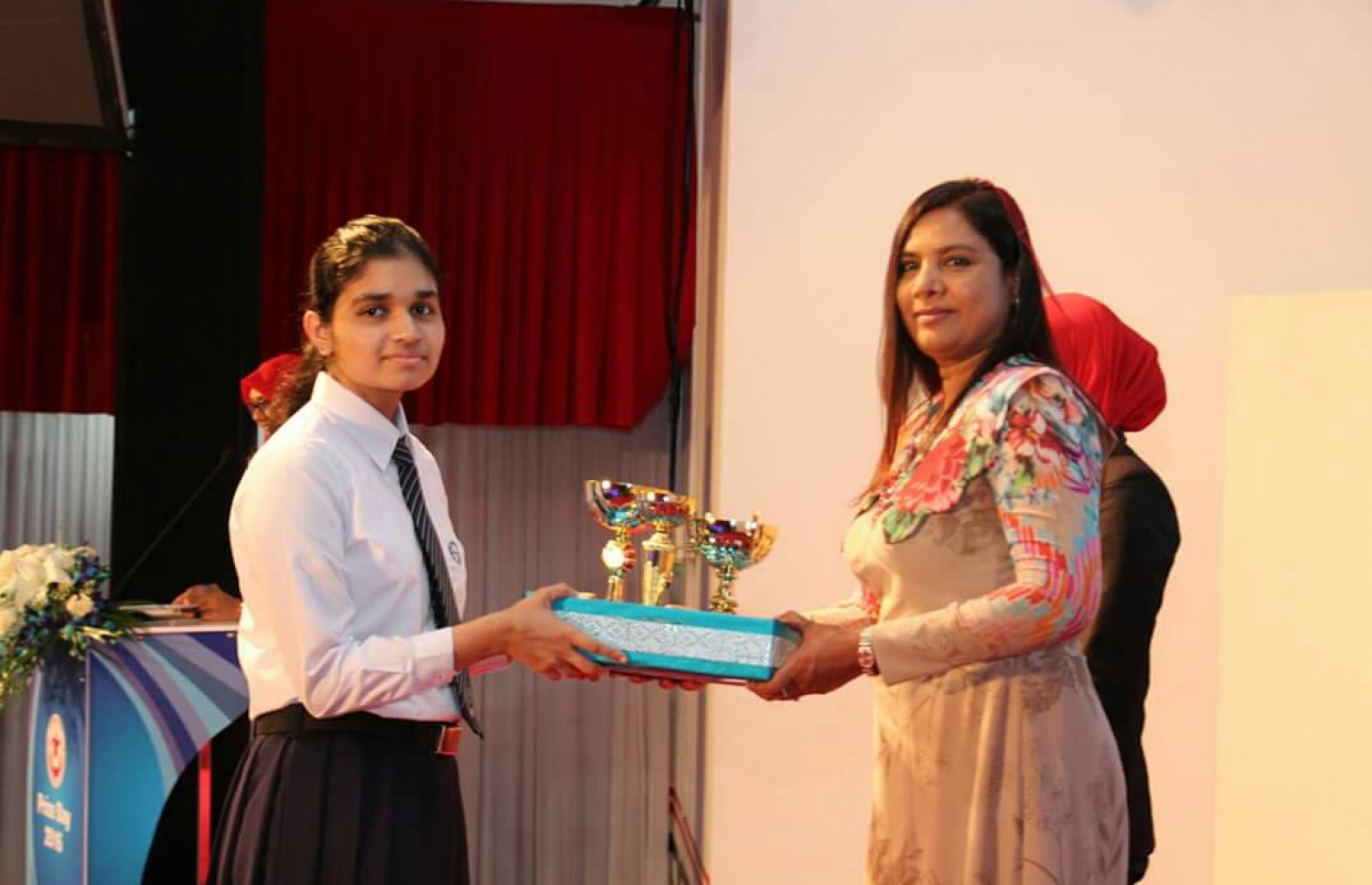 އިސްކަންދަރު ސްކޫލުން މިދިޔަ އަހަރު ރަނގަޅު ކާމިޔާބީއެއް ހޯދި ދަރިވަރަކަށް އެޑިއުކޭޝަން މިނިސްޓަރު ޑރ. އާއިޝަތު ޝިހާމް (ކ) ރޭ ތަށި ހަވާލުކޮށްދެއްވަނީ.-- ފޮޓޯ: އެޑިއުކޭޝަން މިނިސްޓްރީ