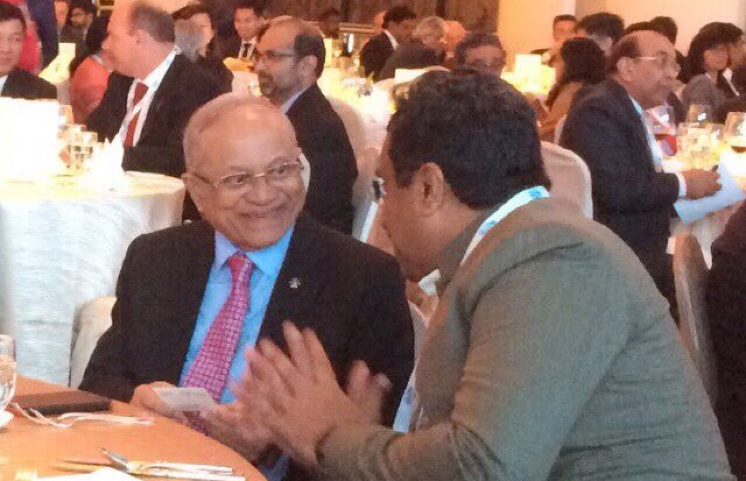 ސިންގަޕޫރުގައި ބޭއްވި ޖަލްސާގައި ބައިވެރިވެވަޑައިގަތް ގައުމެއްގެ އިސް ބޭފުޅަކާ މައުމޫން ވާހަކަ ދައްކަވަނީ. --ފޮޓޯ: މައުމޫންގެ އޮފީސް