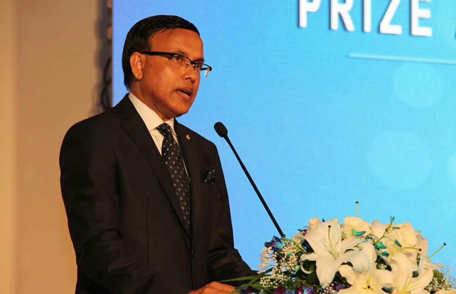 އިސްކަންދަރު ސްކޫލުގައި ރޭ ބޭއްވި އިނާމު ދިނުމުގެ ހަފުލާގެ ޝަރަފުވެރި މެހުމާން އެޑިއުކޭޝަން މިނިސްޓްރީގެ ސްޓޭޓް މިނިސްޓަރު ޑރ. ނަޒީރު ވާހަކަ ދައްކަވަނީ.-- ފޮޓޯ: އެޑިއުކޭޝަން މިނިސްޓްރީ