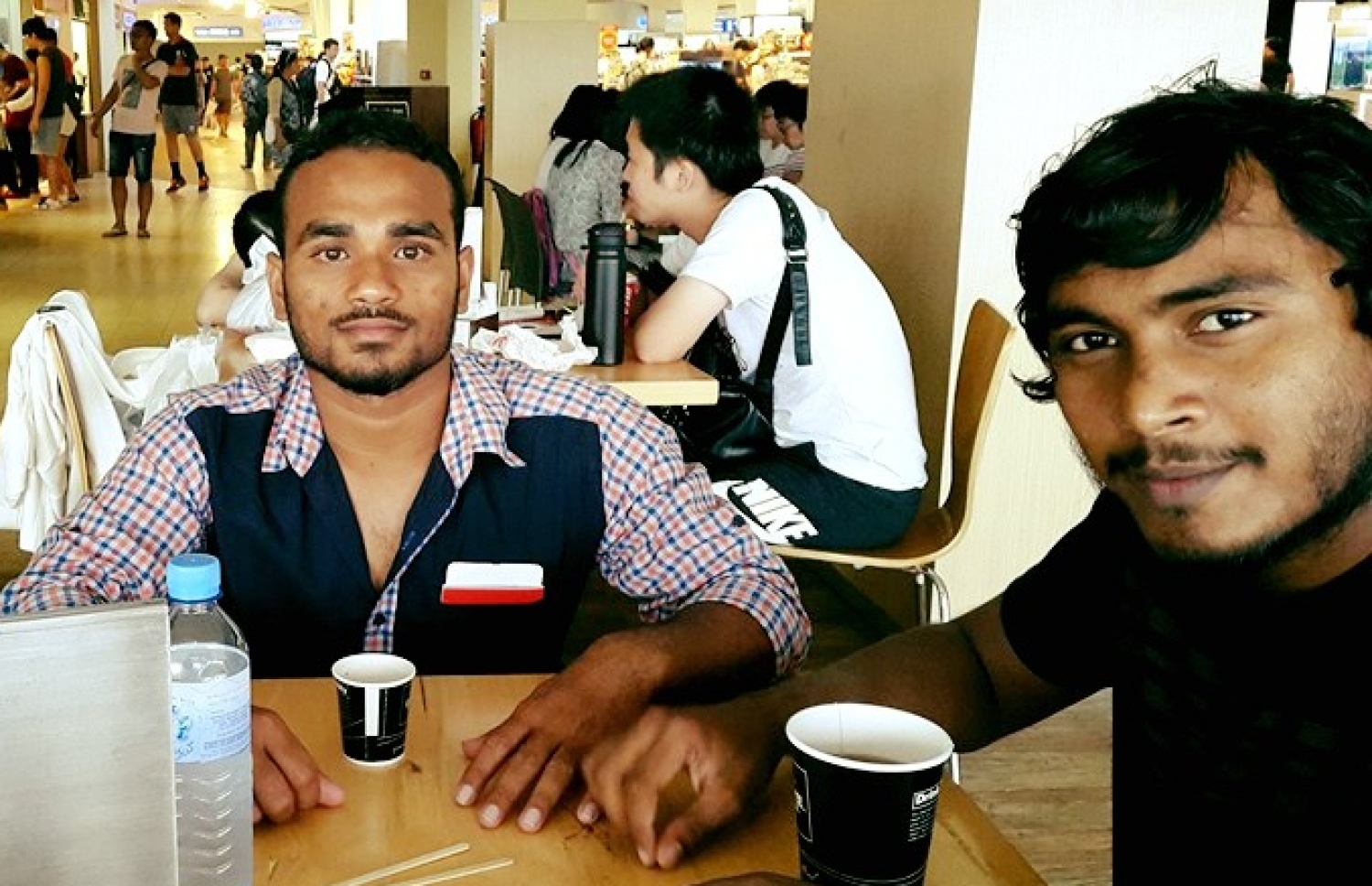 ލަންކާ އަށް ފުރަން އިބްރާހިމް ނާސިރު އިންޓަނޭޝަނަލް އެއާޕޯޓުގައި އިޒްހާމް (ކ) ރަށްޓެއްސަކާއެކު އިއްޔެ މަޑުކޮށްލައިގެން: އޭނާ ލަންކާގައި މިއަދު ހެނދުނު މަރުވީ ރޭލު ދަގަނޑު ހުރަސްކުރަނިކޮށް ކަމަށް މަންޒަރު ދުށް މީހުން ބުނޭ.