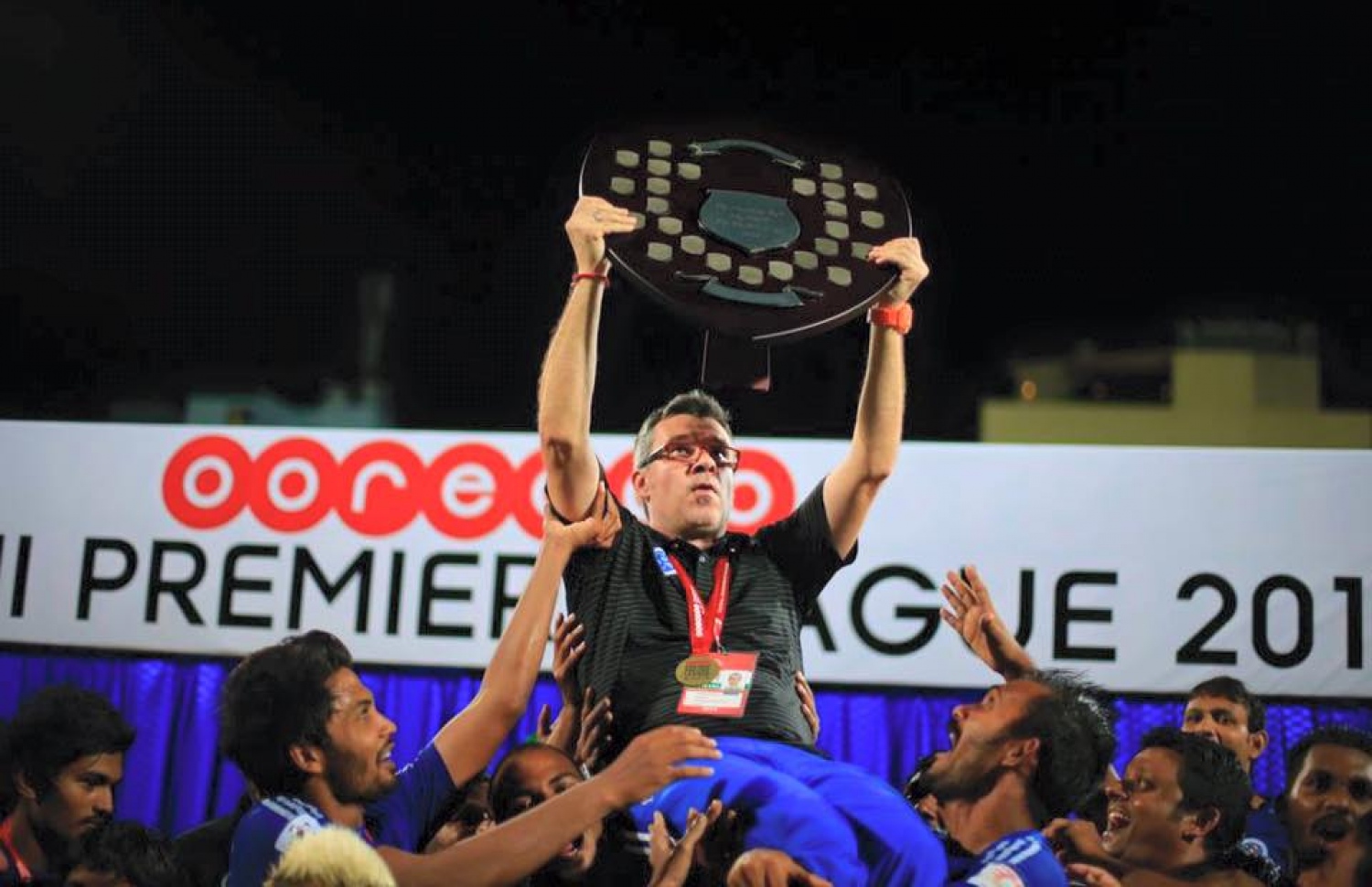 ކަވަޒޮވިޗް މިދިޔަ ސީޒަނުގެ ލީގުގެ އައްޑަނަ އުފުލާލަނީ. --ފޮޓޯ: ނިއު ރޭޑިއަންޓް