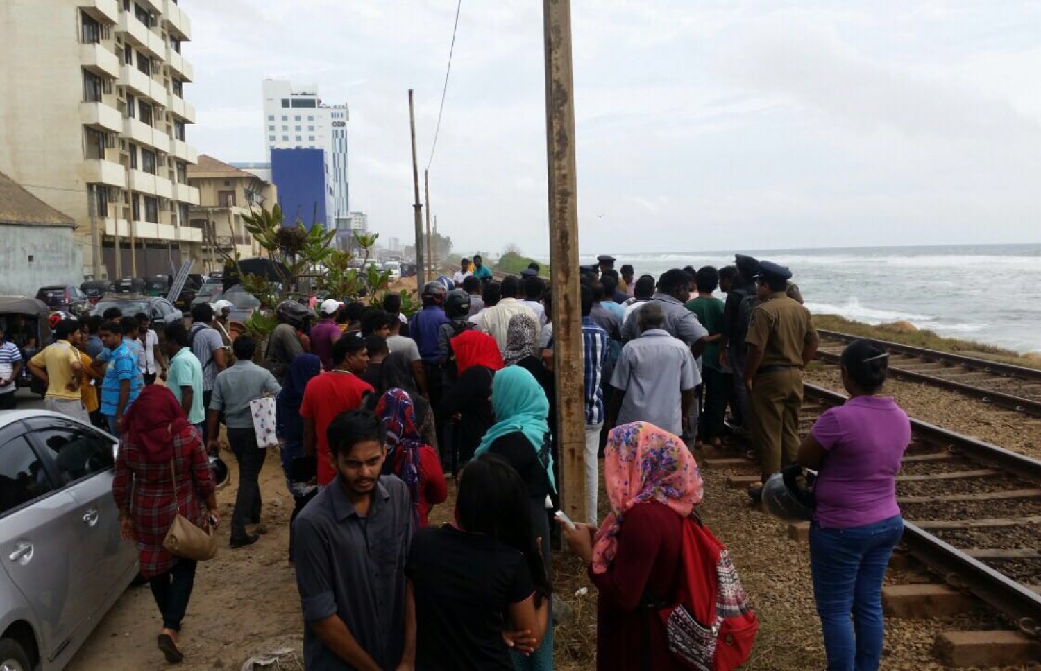 އެކްސިޑެންޓުގައި އިޒްހާމް މަރުވި ސަރަހައްދުގައި ބައެއް ދިވެހިންނާއި ލަންކާގެ އާންމުން އަދި ފުލުހުން މިއަދު ހަރަކާތްތެރިވަނީ.