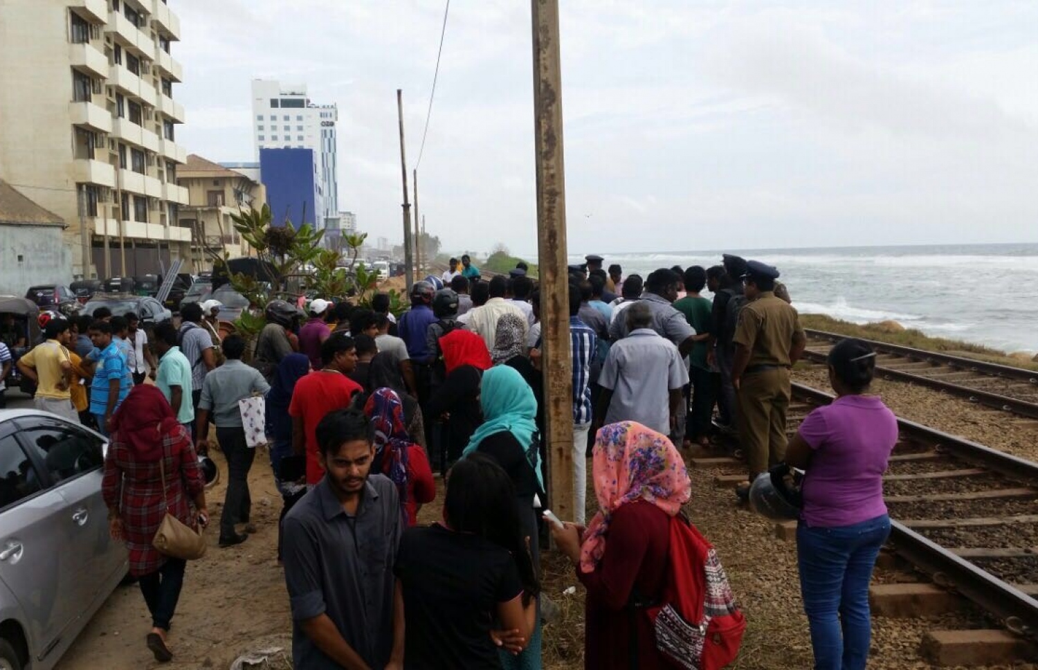 އެކްސިޑެންޓް ހިނގި ސަރަހައްދުގައި މީހުން މަޑުކޮށްލައިގެން. --ފޮޓޯ: ޝިޔާހް އަހްމަދު