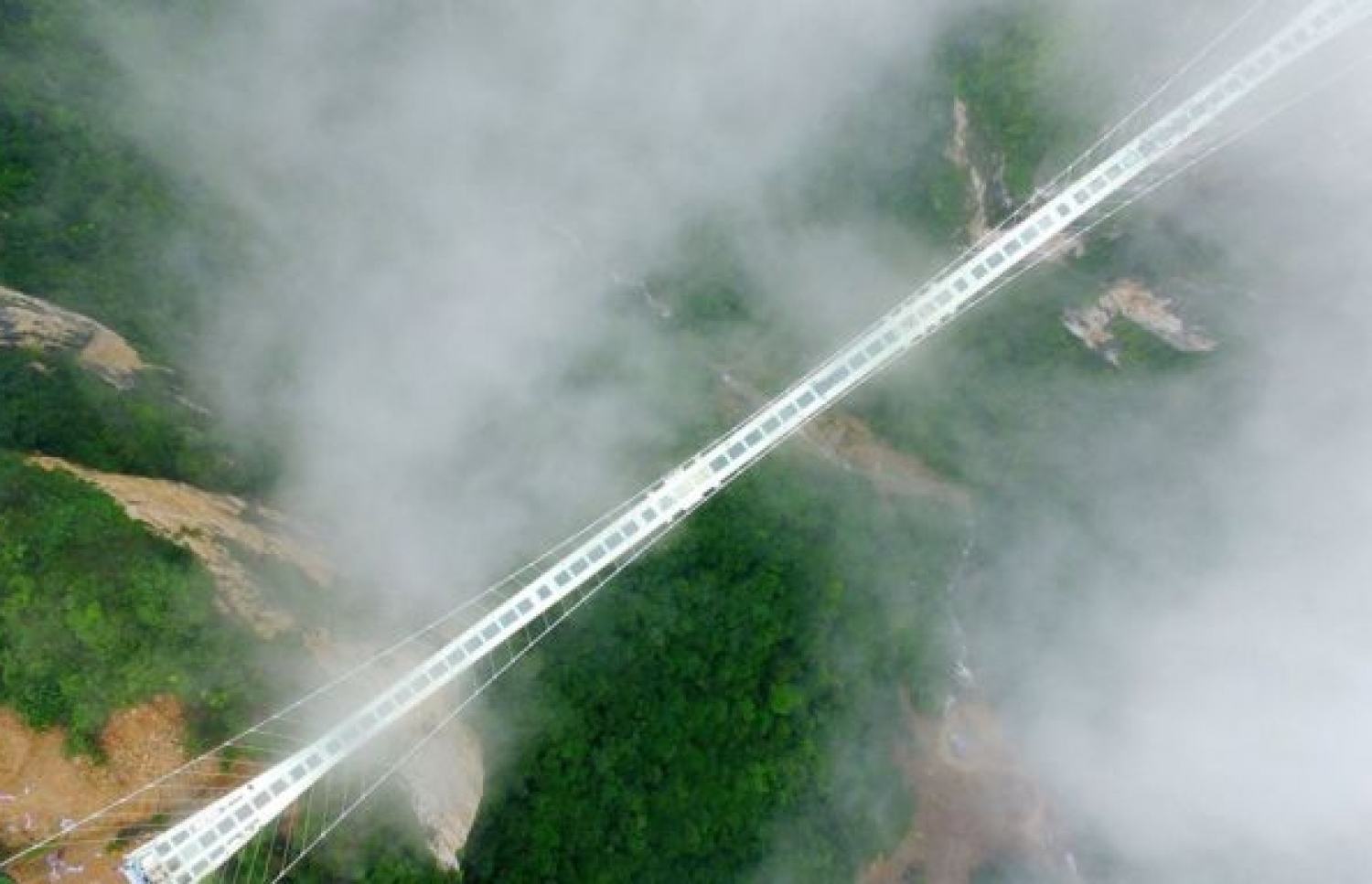 ޗައިނާގެ ބިއްލޫރި ބްރިޖް ހަދާފައި ވަނީ ހުނާން ޕްރޮވިންސްގެ ދެ ފަރުބަދަ ދެމެދުގައި. --ފޮޓޯ:އޭޕީ