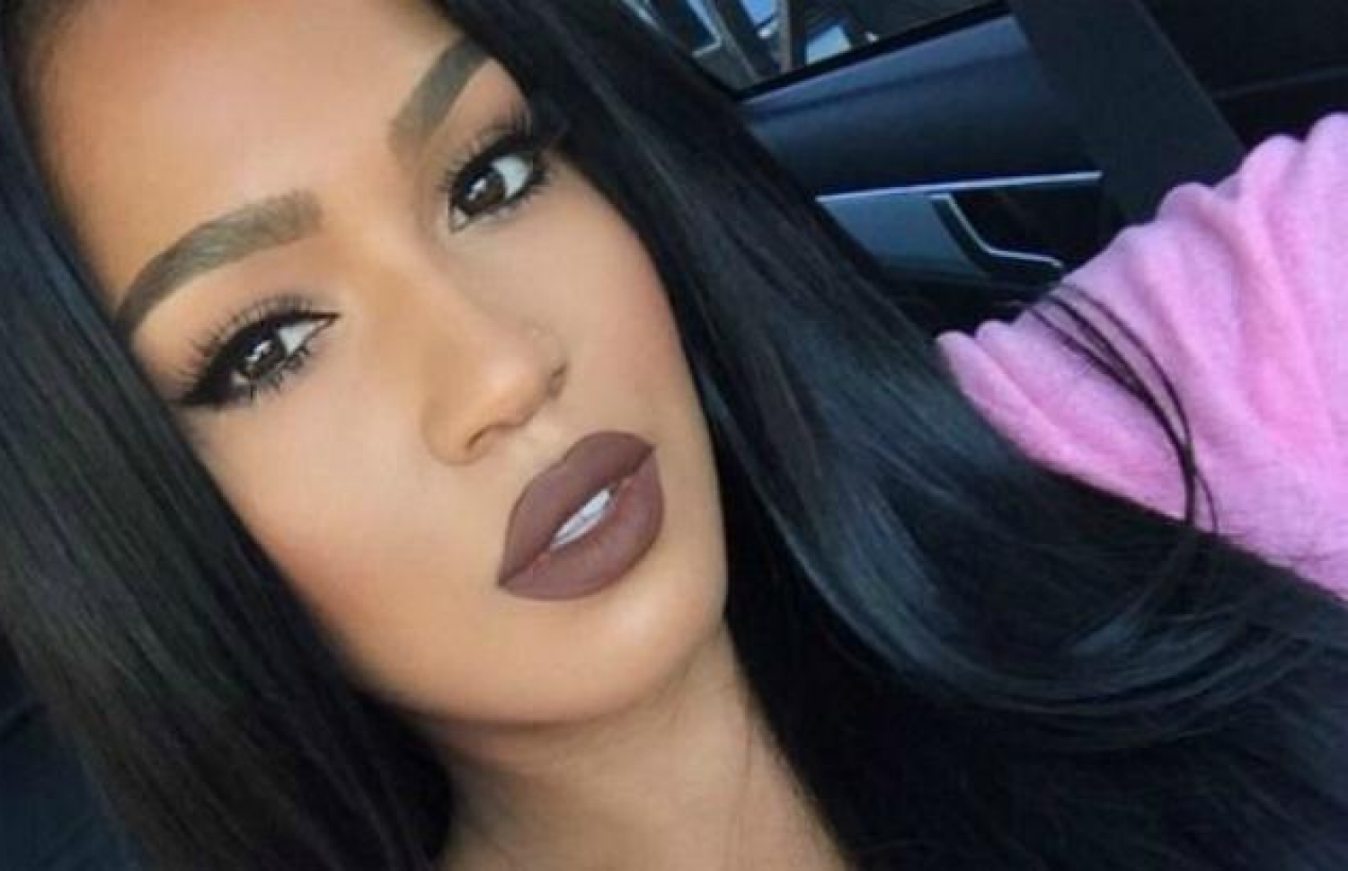 ގަދަ ކުލައިގެ އެކި ޝޭޑުގެ ލިޕްސްޓިކް