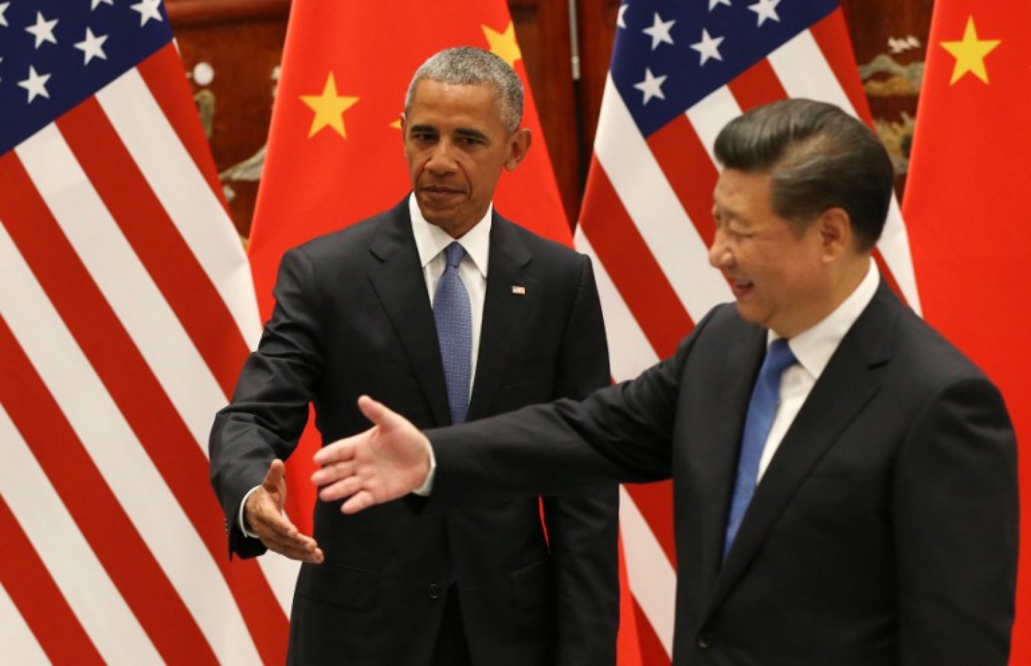 އެމެރިކާގެ ރައީސް ބަރަކް އޮބާމާ (ވ) އާއި ޗައިނާގެ ރައީސް ޝީ ޖިންޕިން ސަލާމް ކުރައްވަނީ. --ފޮޓޯ:އޭއެފްޕީ