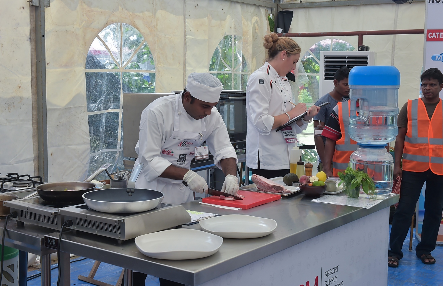 ހޮޓެލް އޭޝިއާ އެގްޒިބިޝަންގެ ތެރެއިން ބާއްވާ އިންޓަނޭޝަނަލް ކަލިނަރީ ޗެލެންޖު: މިއަދު ފެށި މި މުބާރާތް އަންނަ ބުދަ ދުވަހުގެ ނިޔަލަށް ކުރިއަށްދާ އިރު މުުބާރާތުގައި 566 ޝެފުން ބައިވެރިވޭ.-- ފޮޓޯ: މުހައްމަދު ޝަރުހާން / މިހާރު