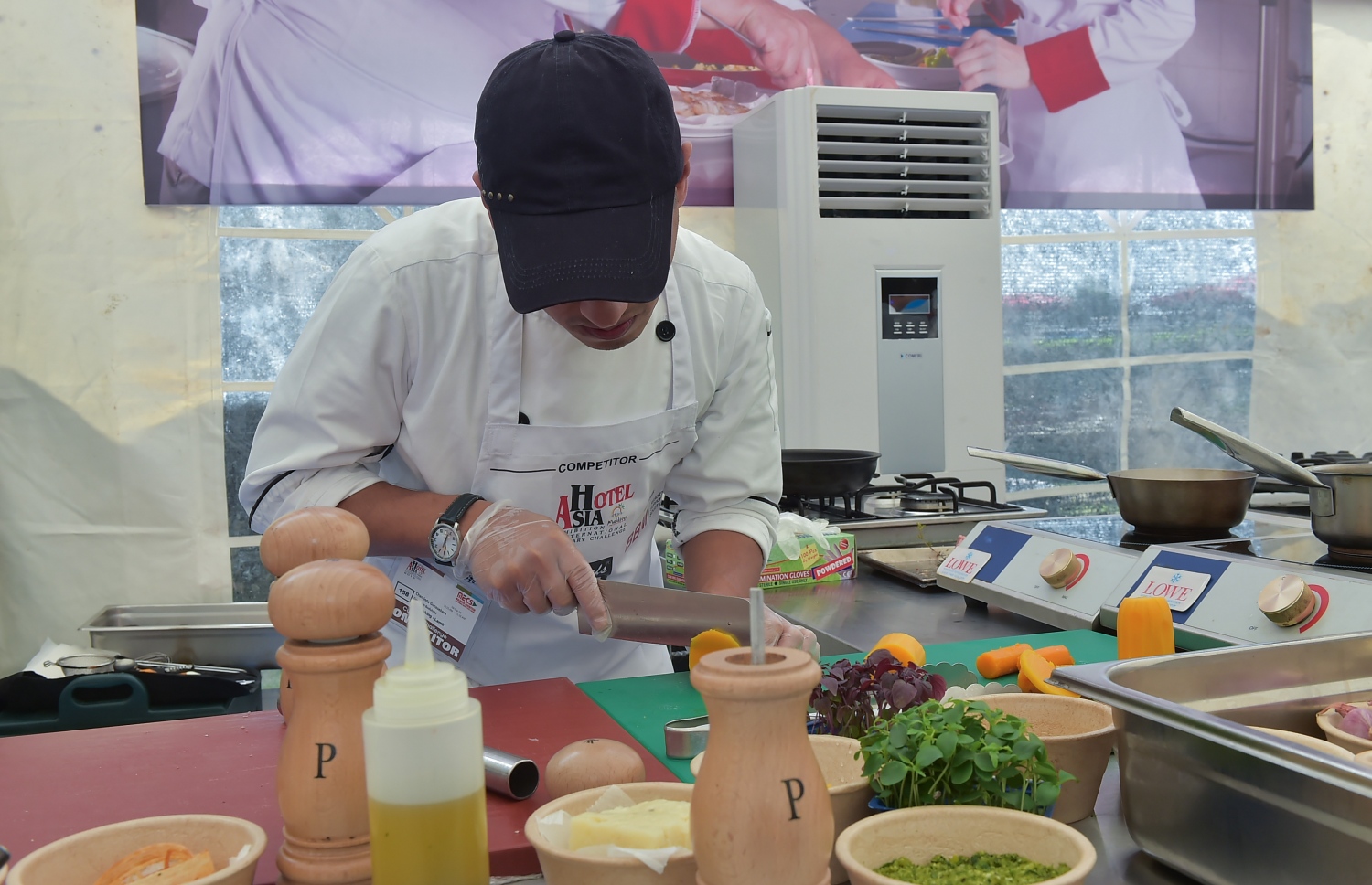 ހޮޓެލް އޭޝިއާ އެގްޒިބިޝަންގެ ތެރެއިން ބޭއްވާ އިންޓަނޭޝަނަލް ކަލިނަރީ ޗެލެންޖުގައި މީހަކު ކައްކަން ތައްޔާރުވަނީ.--- ފޮޓޯ: މުހައްމަދު ޝަރުހާން / މިހާރު