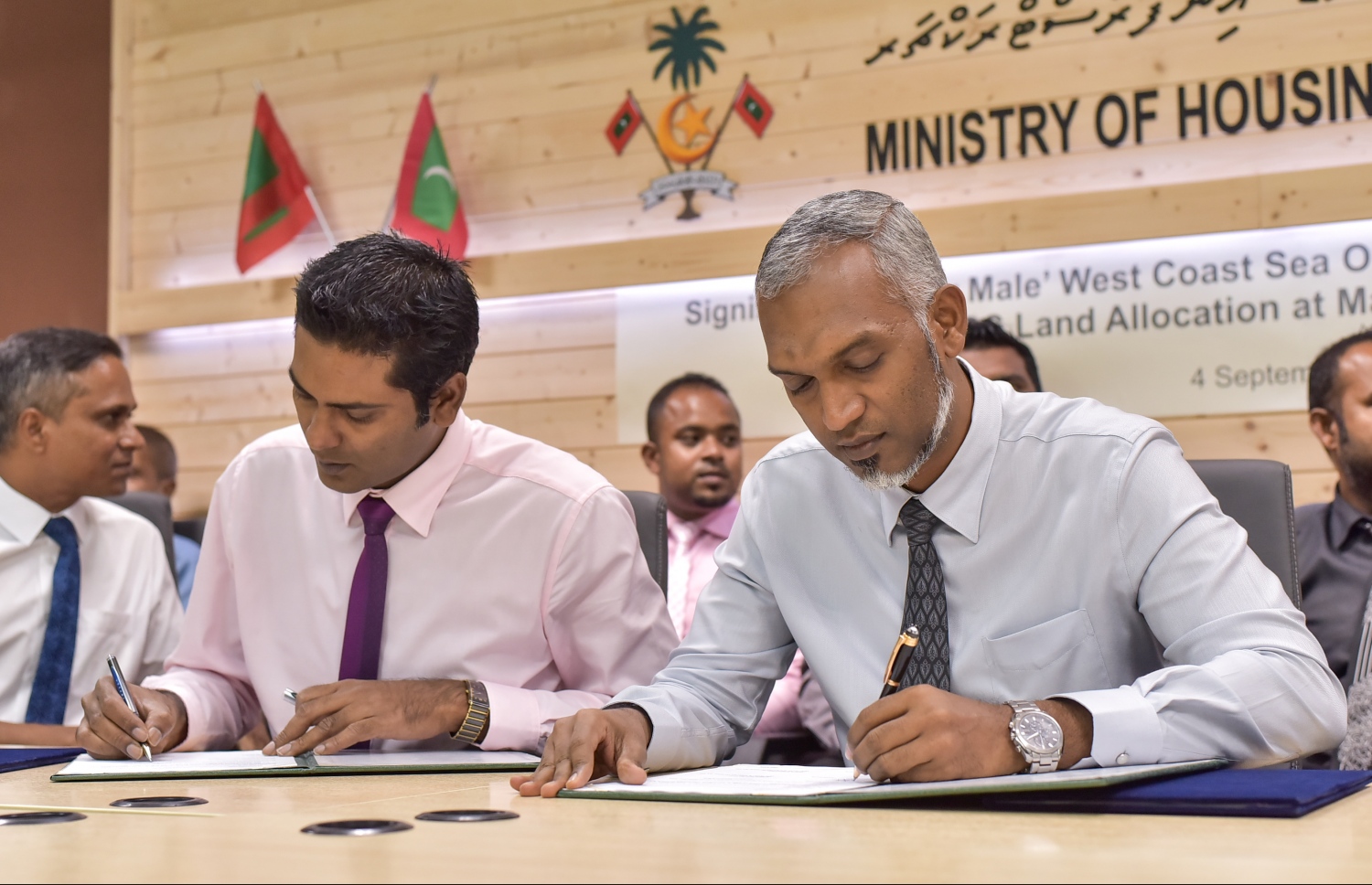 މާލޭގެ ޑީވޯޓަރިން ނިޒާމު ހަރުދަނާ ކުރަން އެމްޑަބްލިއުއެސްސީ އާއި ހައުސިން މިނިސްޓްރީއާ ދެމެދު އެއްބަސްވުމުގައި މުއިއްޒު (ކ) އާއި ފަޒުލް (ވ) ސޮއި ކުރައްވަނީ. -- ފޮޓޯ: ނިޝާން އަލީ/ މިހާރު