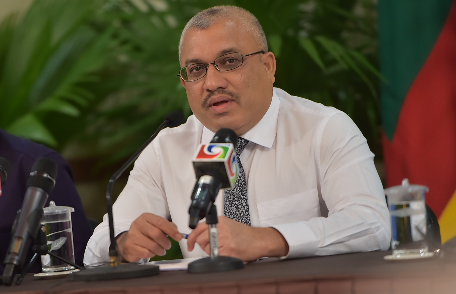 ސޯޝަލް ކައުންސިލުން ބޭއްވި ޕްރެސް ކޮންފަރެންސްގައި ނައިބު ރައީސް ނޫސްވެރިންނާ ވާހަކަ ދައްކަވަނީ. --ފޮޓޯ: މުހައްމަދު ޝަރުހާން