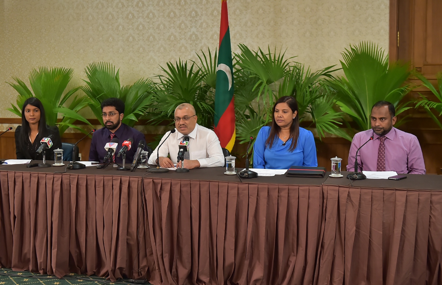 ސޯޝަލް ކައުންސިލްގެ ޕްރެސް ކޮންފަރެންސްގައި ނައިބު ރައީސް ޖިހާދާއި ކެބިނެޓްގެ ބައެއް ވަޒީރުން މިއަދު ބައިވެރިވެވަޑައިގަންނަވަނީ.---ފޮޓޯ: މުހައްމަދު ޝަރުހާން