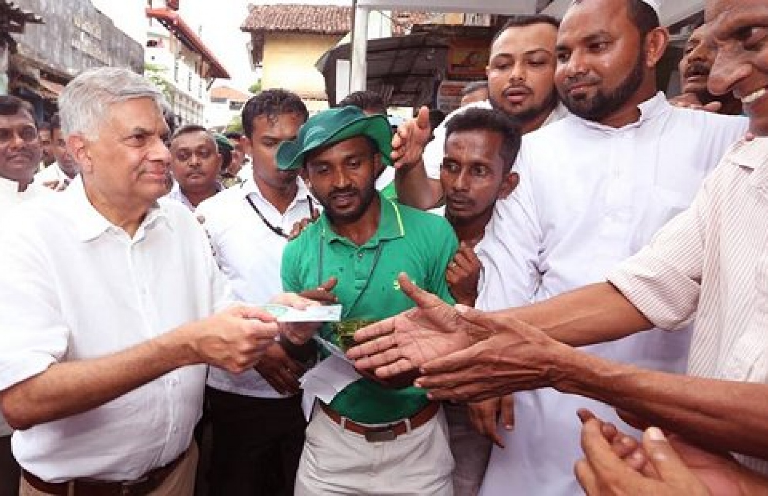 ސްރީ ލަންކާގެ ބިޔަގަމާގައި ބޭއްވި ޕާޓީ އަށް މެންބަރުން އިތުރު ކުރުމުގެ ހަރަކާތެއްގައި މެމްބާޝިޕް ކާޑު ބޮޑު ވަޒީރު ރަނިލް ހަވާލުކޮށްދެއްވަނީ.