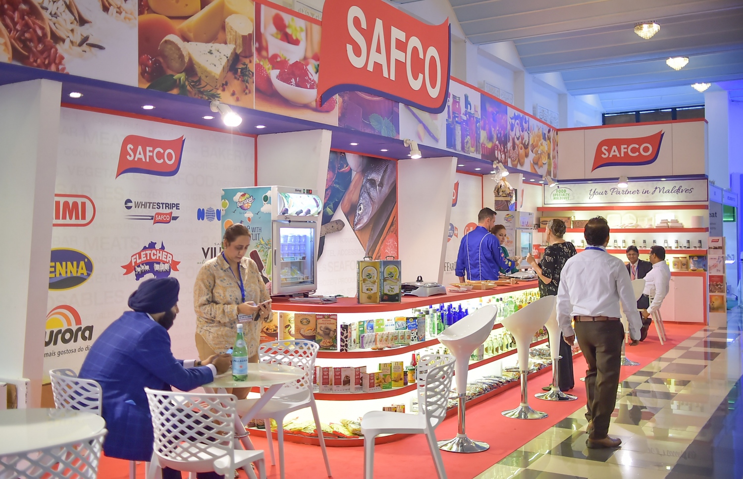 ރާއްޖޭގައި ބާއްވާ އެންމެ ބޮޑު ވިޔަފާރީގެ މައުރަޒުގެ ސްޓޯލެއް: މިތަނުގައި އެކި ބާވަތްތަކުގެ އުފެއްދުންތައް ދައްކާލަން ބަހައްޓާފައިވޭ. ފޮޓޯ: މުހައްމަދު ޝަރުހާން /މިހާރު