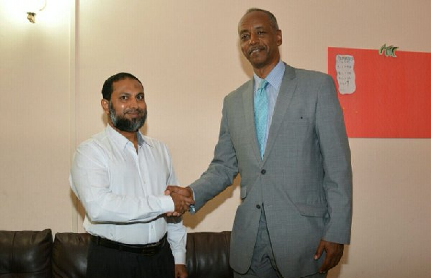 ސިޔާސީ ޕާޓީތަކުގެ މަޝްވަރާ އަށް ވަޑައިގެންނެވި އދ.ގެ މަންދޫބު ތަމްރަތު ސެމިއުލް އިމްރާނާ ބައްދަލުކުރައްވަނީ. --ފޮޓޯ: އަދާލަތު ޕާޓީ