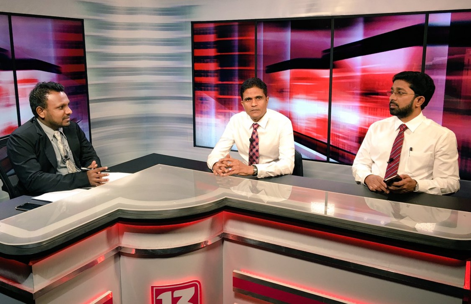 އަލް ޖަޒީރާ ޑޮކިއުމެންޓްރީ އަށް ފާޑު ވިދާޅުވެ ހޯމް މިނިސްޓަރު އަހްމަދު އަޒްލީނާއި ނިހާން ޗެނަލް 13 ގައި ވާހަކަ ދައްކަވަނީ.