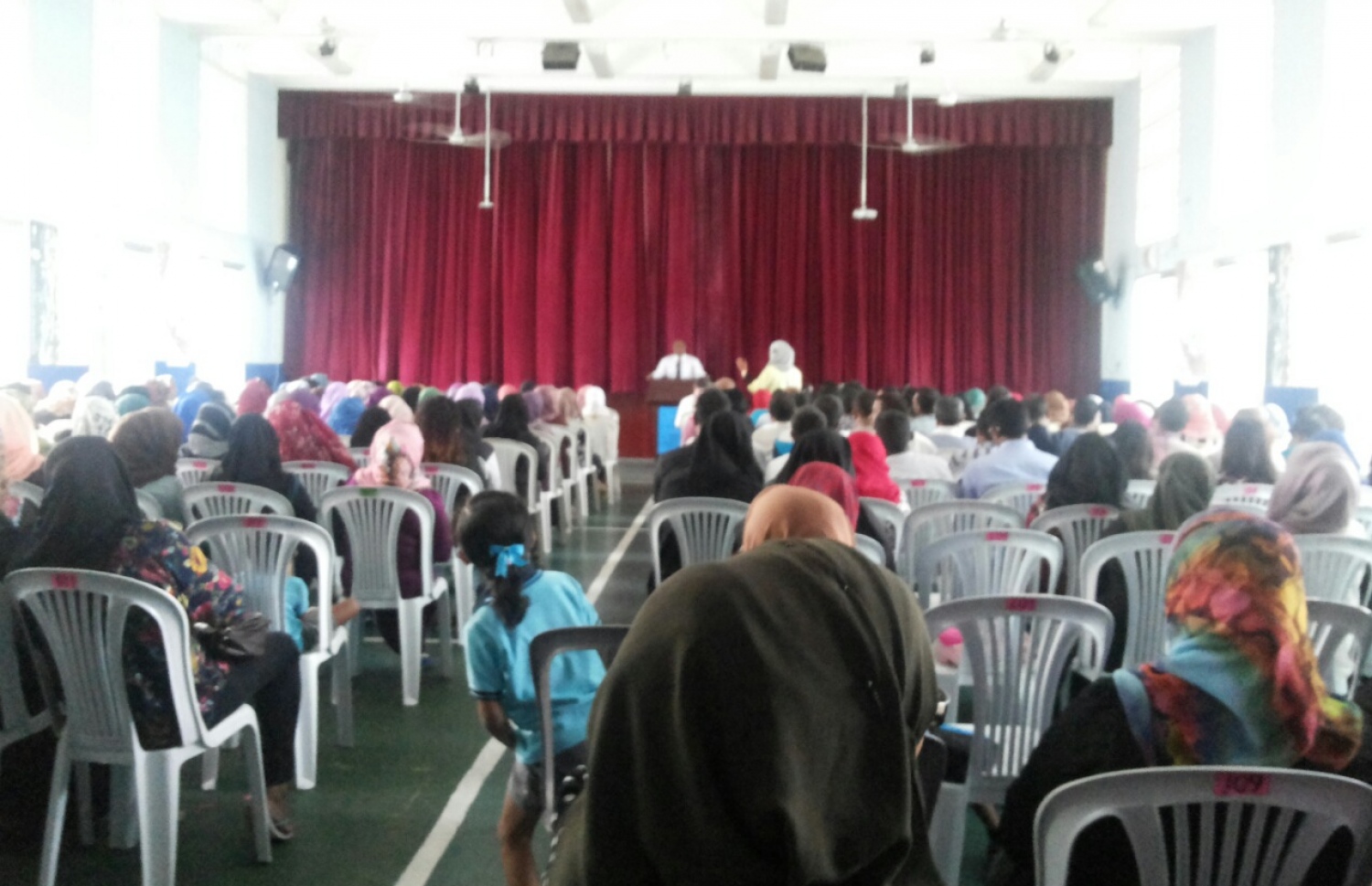 ލާލޭ ސްކޫލު އަލުން ބިޑަށް ލުމާ ގުޅޭގޮތުން މިއަދު އެޑިއުކޭޝަން މިނިސްޓްރީން ސްކޫލުގެ ބެލެނިވެރިންނާ ބައްދަލު ކުރަނީ-- ފޮޓޯ: މިސްބާހު އައްބާސް