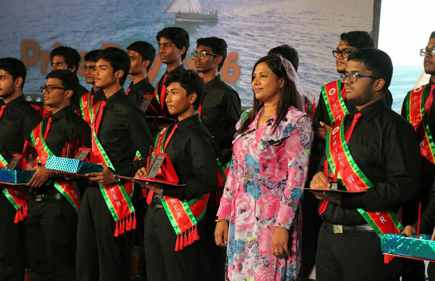 މަޖީދިއްޔާ ސްކޫލުގެ މިދިޔަ އަހަރުގެ އެކި ވަނަތަށް ހާސިލްކުރި ދަރިވަރުންނާއެކު އެޑިއުކޭޝަން މިނިސްޓަރު އައިޝަތު ޝިހާމް(ކ-2).-- ފޮޓޯ: އެޑިއުކޭޝަން މިނިސްޓްރީ