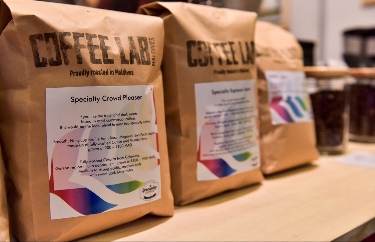 ކޮފީ ލެބުން ހަނާކޮށްފައިވާ ކޮފީ ޕެކެޓްކޮށްފައި: ކޮފީ ލެބުގެ އަމާޒަކީ 100 ޕަސެންޓް ދިވެހި ކޮފީ ބްރޭންޑެއް ތައާރަފްކުރުން.-- ފޮޓޯ: ނިޝާން އަލީ/ މިހާރު