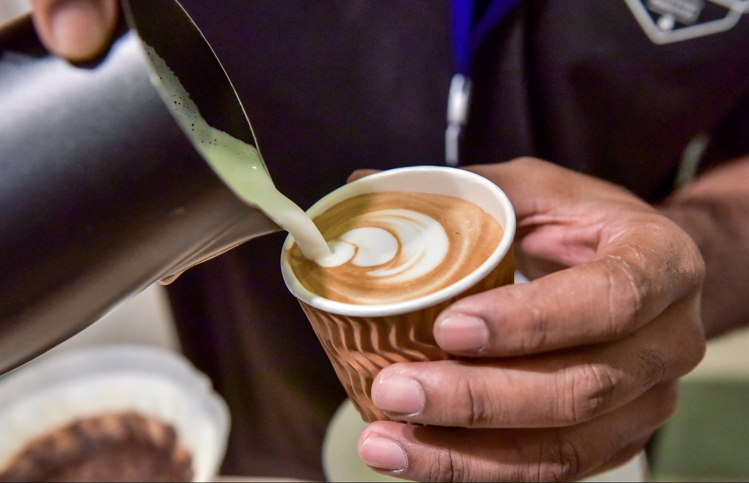 ކޮފީ ލެބުގެ އަފްރާހު "ލާޓޭ އާޓު"ގެ ހުނަރު ދައްކާލަނީ --ފޮޓޯ:ނިޝާން އަލީ/މިހާރު