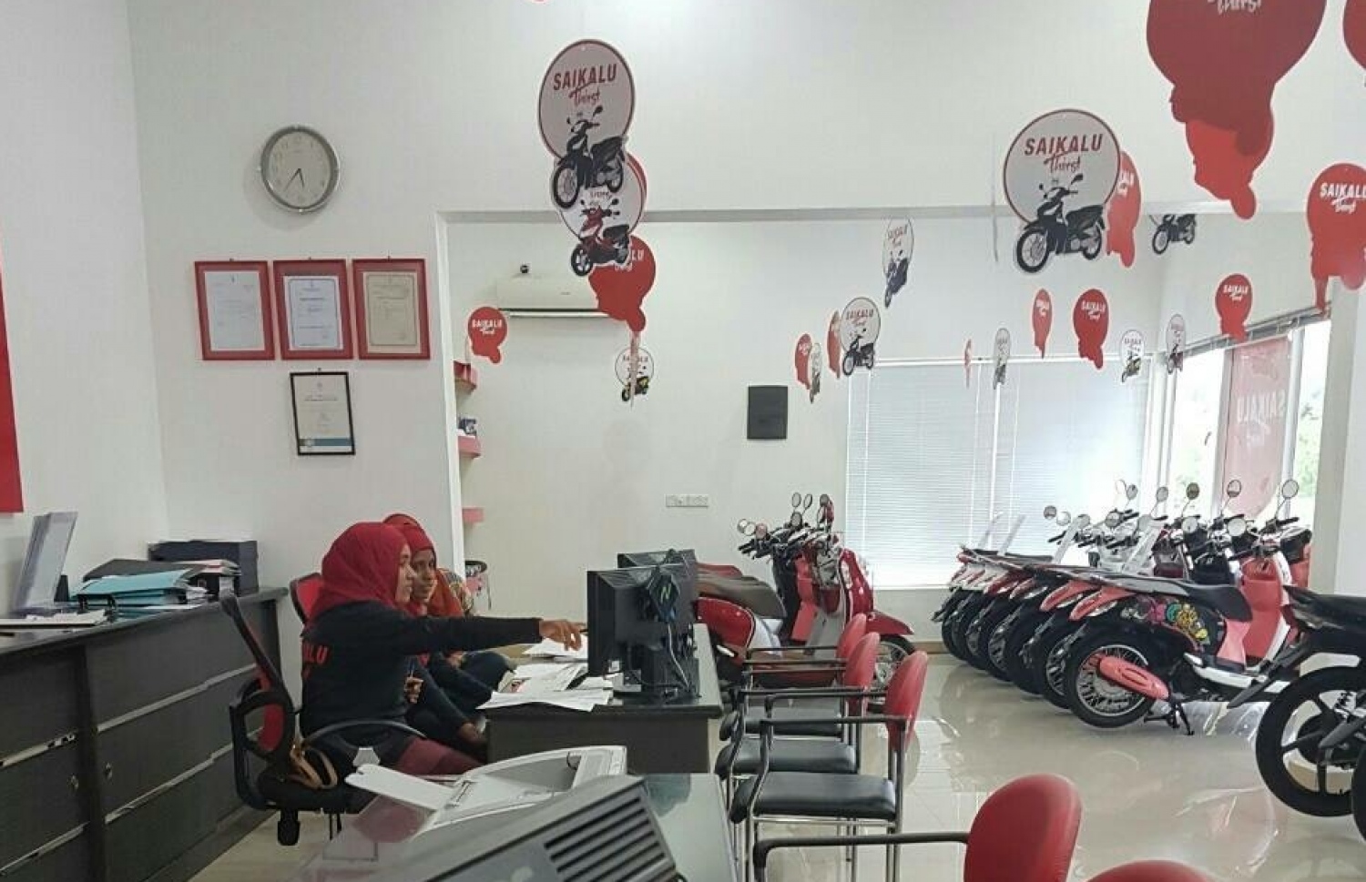 ޝީޝާއިން އައްޑޫގައި ހިންގާ ޝޯރޫމް ތެރޭގައި ސައިކަލްތަކެއް ބަހައްޓާފައި: އެތަނުން ވެސް މިހާރު އިންސްޓޯލްމަންޓަށް ސައިކަލް ދޫކުރޭ. ފޮޓޯ: ޝީޝާ
