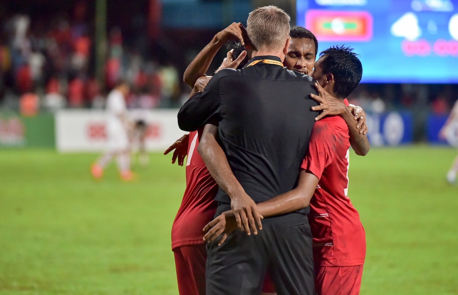 ލާއޮސް ކޮޅަށް ލަނޑު ޖެހުމަށް ފަހު ގައުމީ ޓީމުގެ ކުޅުންތެރިން ކޯޗު ސްޓެވާޓް ގައިގައި ބައްދާލައިގެން.-- ފޮޓޯ: ނިޝާން އަލީ/ މިހާރު