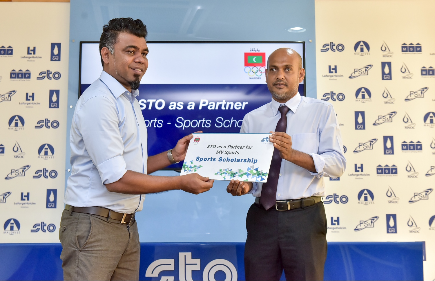 އެތުލީޓުން ތަމްރީން ކުރުމަށް އެހީވުމުގެ ރަމްޒީ ލިޔުން އެސްޓީއޯގެ ޗެއާމަން ނިޔާޒް (ކ) އޮލިމްޕިކް ކޮމިޓީގެ ސެކްރެޓަރީ ޖެނެރަލް މަރުޒޫގުއާ ހަވާލުކުރަނީ. --ފޮޓޯ: ނިޝާން އަލީ/ މިހާރު