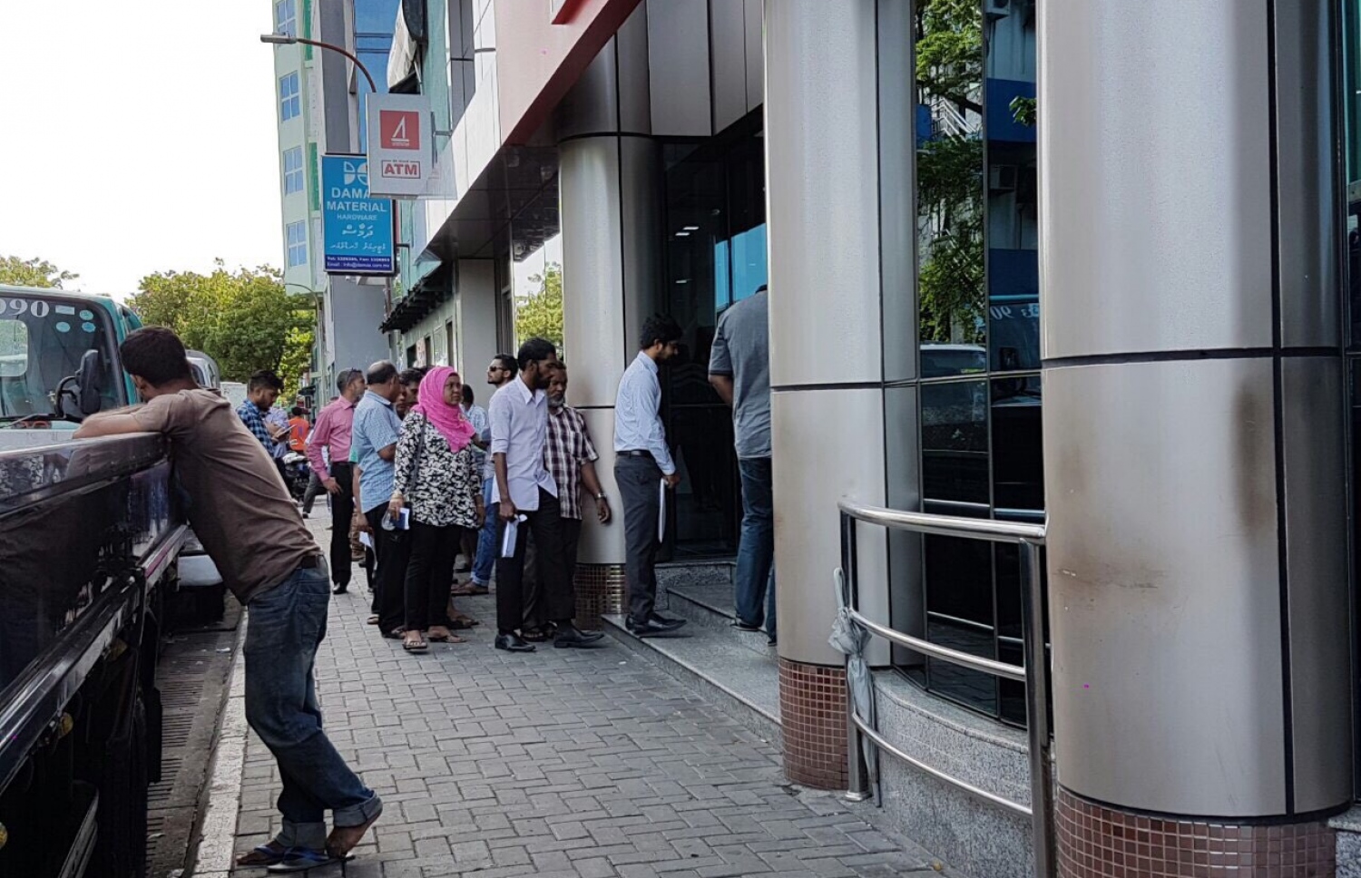 ޑޮލަރު ހޯދަން ބީއެމްއެލް ބާޒާރު ބްރާންޗް ކައިރީގައި މީހުން ކިއު ހަދާފައި.-- ފޮޓޯ: މުހައްމަދު ޝަރުހާން / މިހާރު