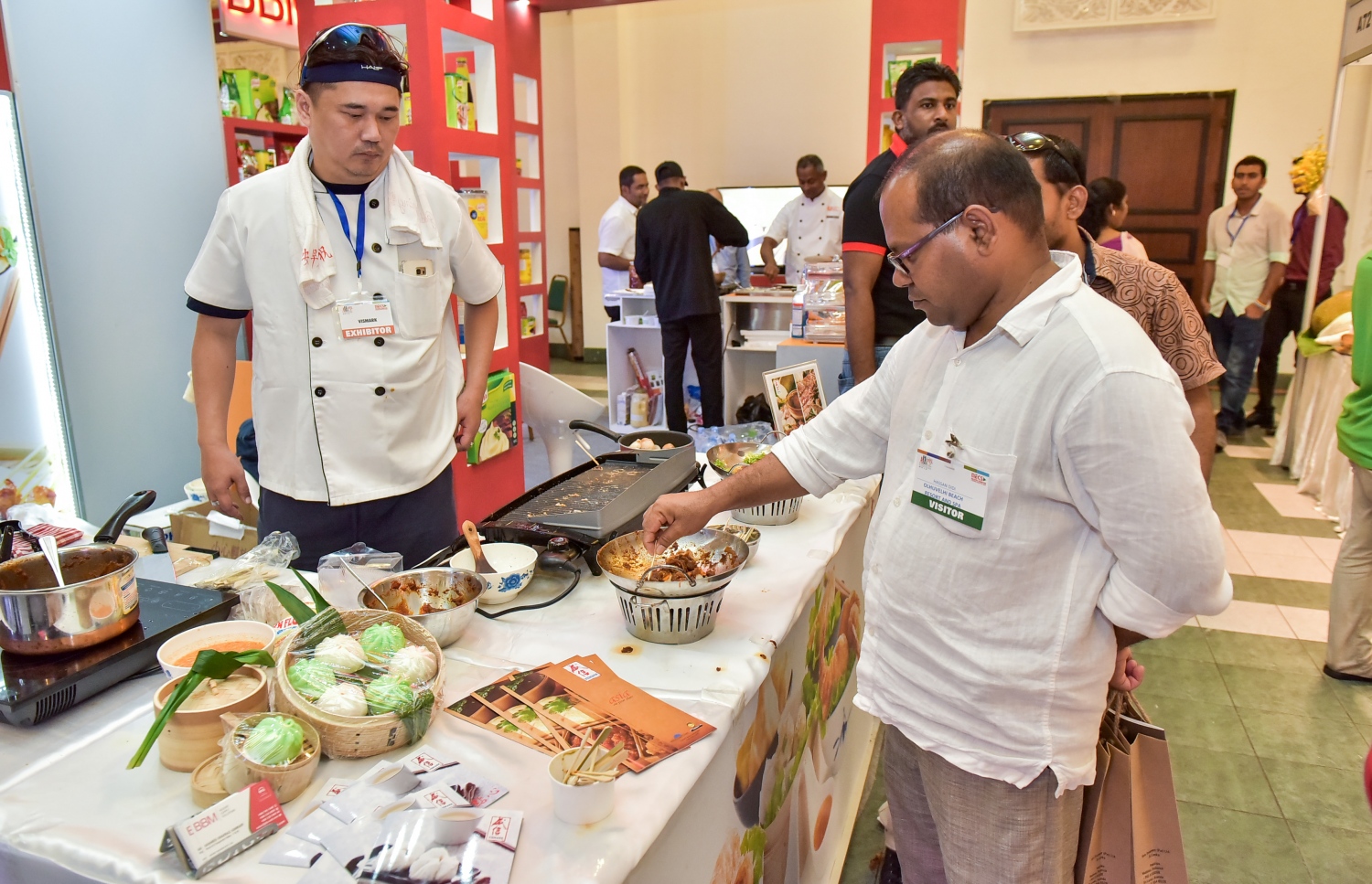 ބީބީއެމްގެ ސްޓޯލަކުން އެއްޗެއް ދައްކާލަނީ -- ފޮޓޯ: ނިޝާން އަލީ/މިހާރު