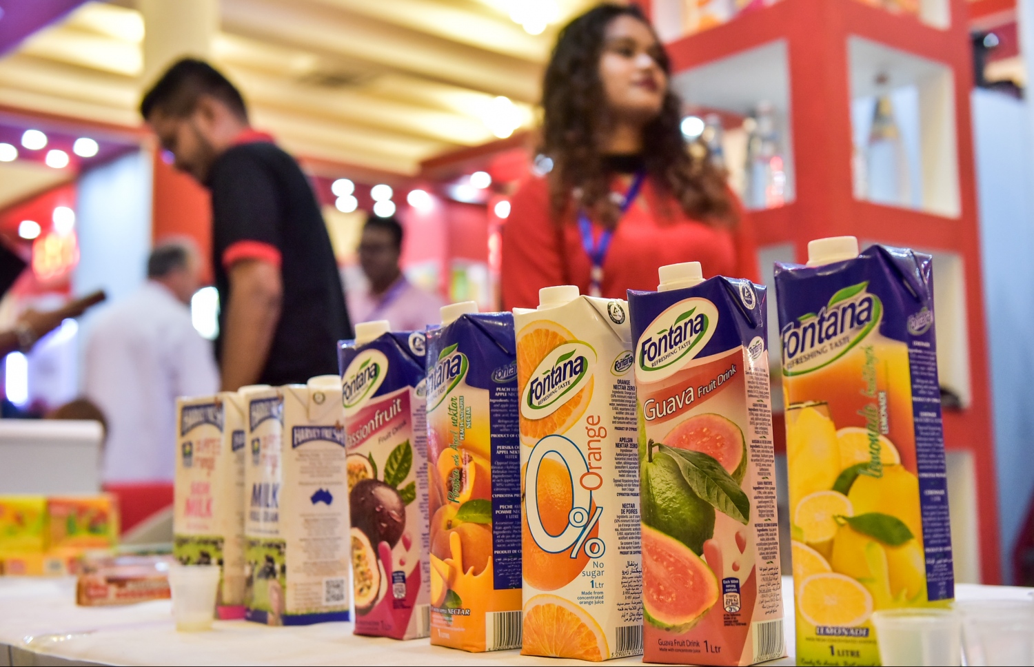 ބީބީއެމްގެ ސްޓޯލް: މި ސްޓޯލްގައި އެ ކުންފުނިން ވިއްކާ އެކި އުފެއްފުންތަކުގެ ރަހަ ބަލައިލުމުގެ ފުރުސަތު ލިބުނު -- ފޮޓޯ: ނިޝާން އަލީ/މިހާރު