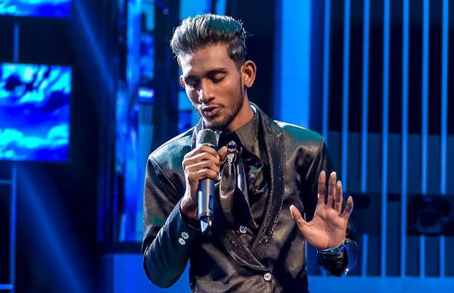 އަމާން "މޯލްޑިވިއަން އައިޑޮލް" ޝޯގައި ލަވަ ކިޔަނީ.