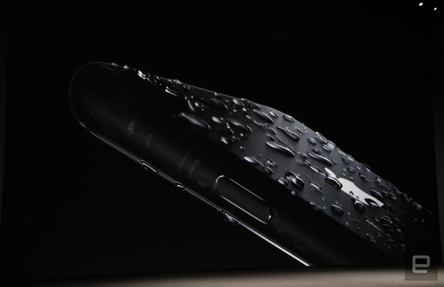 އައިފޯނު 7: މިއީ އައިފޯނުގެ ތާރީހުގައި ވެސް ފެން ނުވަންނަ ގޮތް ހެދި ފުރަތަމަ ފަހަރު.-- ފޮޓޯ: އެޕަލް