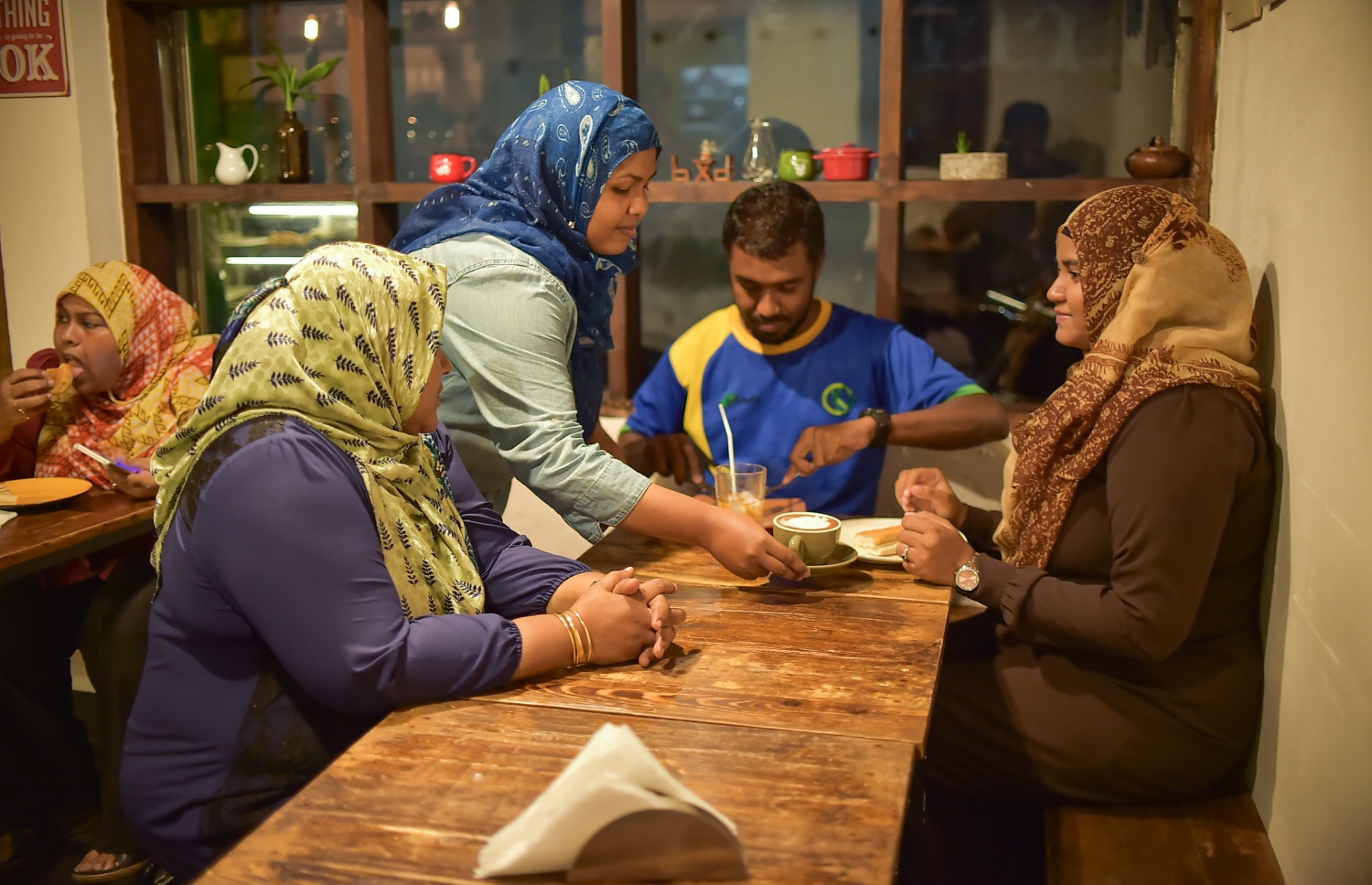 ޒީބާ ކަސްޓަމަރުންތަކަކަށް ހިދުމަތްކުރަނީ: ކުރީގެ ވަޒީފާ ދޫކޮށްލާފައި މިހާރު ހުރީ މި ކަމަށް ހުސްވެގެން.--ފޮޓޯ: މުހައްމަދު ޝަރުހާން/ މިހާރު