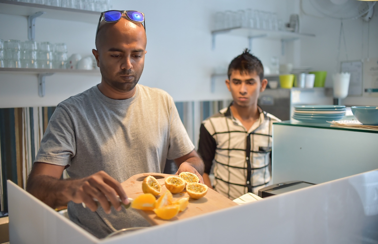 އައްފާން ތައިމްގައި ޖޫސް ތައްޔާރުކުރާ އިރު އެ ތަނުގެ މުވައްޒަފަކު ބަލަހައްޓައިގެން: ޕޮލިޓިކަލް ސައިންސްގެ ޑިގްރީއެއް އޮތަސް މިހާރު އުޅެނީ ކެއްކުމުގެ ކޯހެއްގައި.--ފޮޓޯ: މުހައްމަދު ޝަރުހާން/ މިހާރު