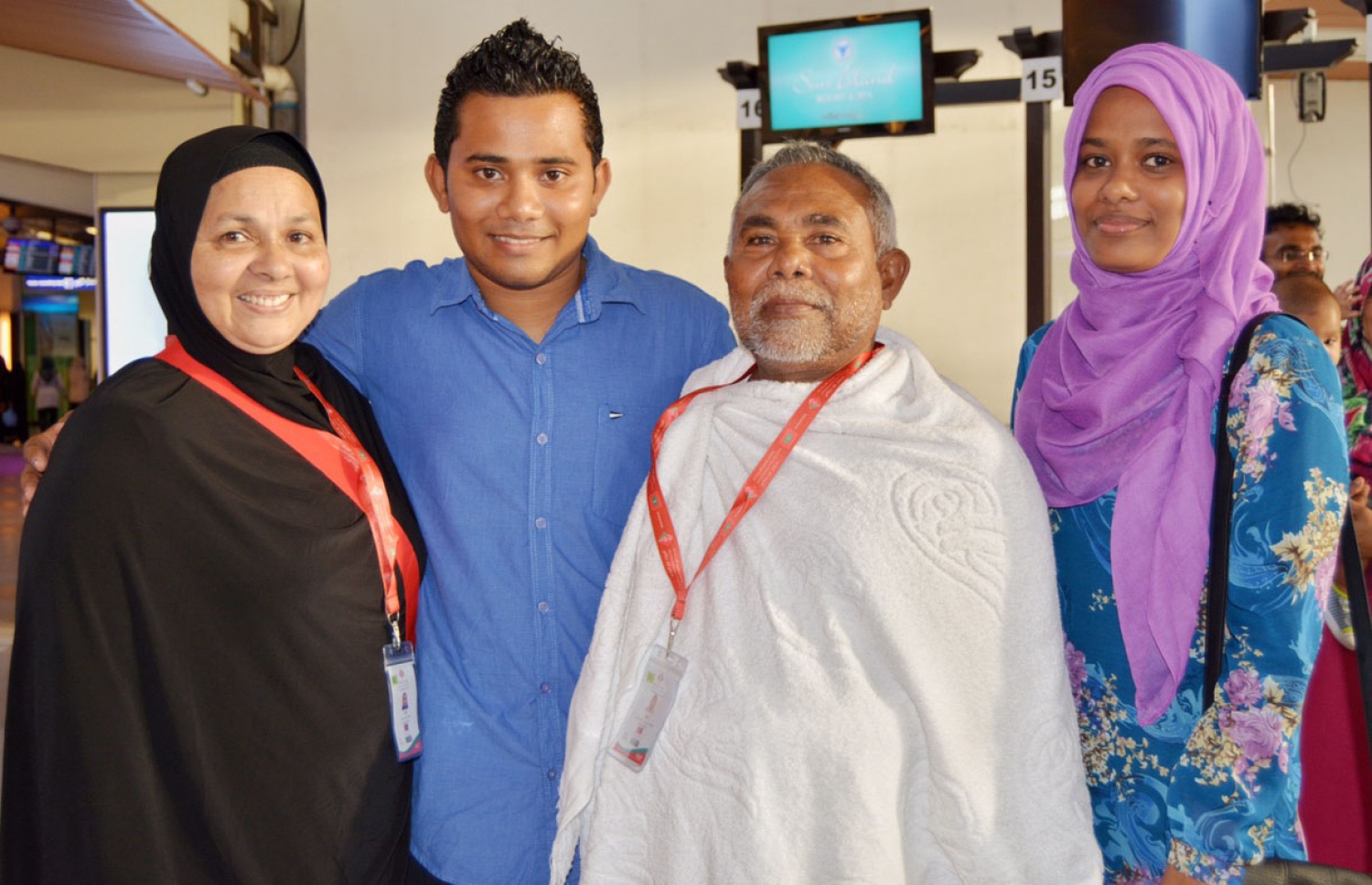 ނޫރީބެގެ ދެމަފިރިން ހައްޖަށް ފުރި ދުވަހު، ހުޅުލޭގައި ދަރިފުޅަކާ އެކު ފޮޓޯއެއް ނަގަނީ.