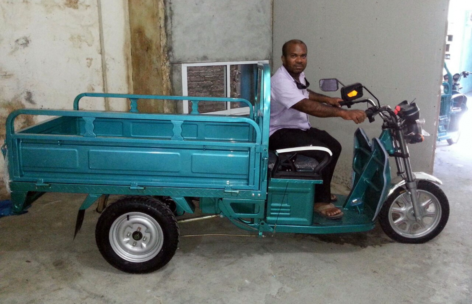 ނޫރީބެ ޕޮޕްކޯންގެ ވިޔަފާރީގައި ބޭނުންކުރާ ގާޑިޔަލުގައި އޭނާގެ ދަރިއަކު.