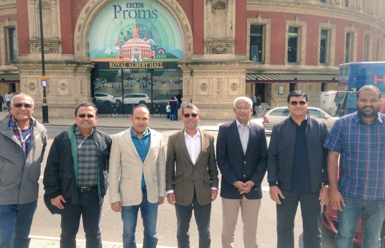 އިދިކޮޅު އިއްތިހާދުގެ ލީޑަރުންތަކެއް ސިޔާސީ ބައެއް ބޭފުޅުންނާ އެކު ލަންޑަންގައި. - ފޮޓޯ: ޓްވިޓާ