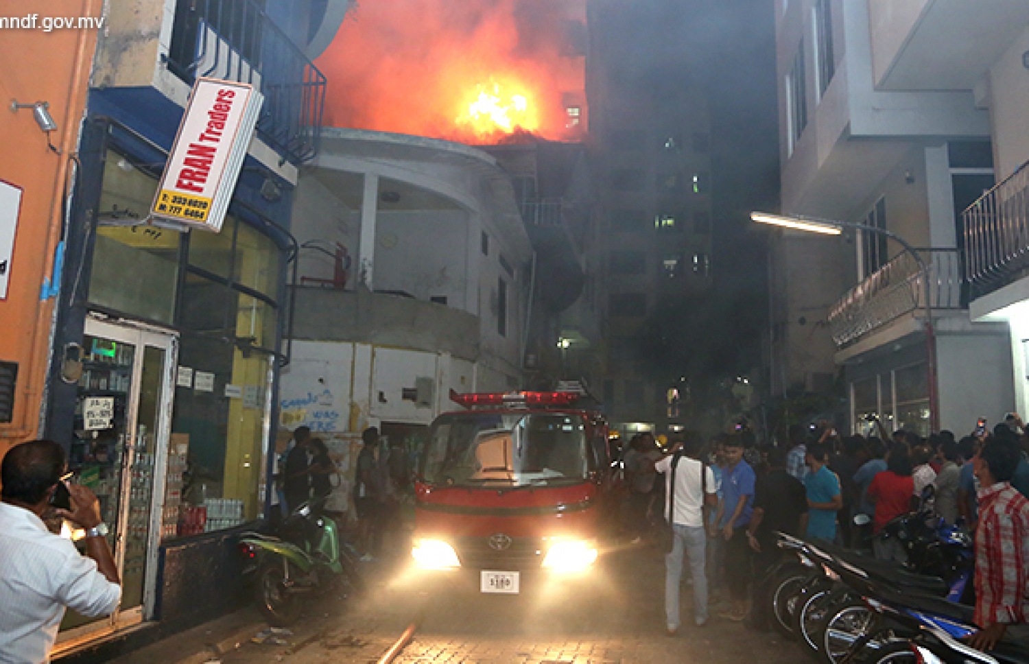 އެސްބަރިގޭގައި ރޯވި އަލިފާންގަނޑު ނިއްވާލަން ސިފައިން މަސައްކަތް ކުރާއިރު އެތަނަށް މީހުން އެއްވެފައި-- ފޮޓޯ/ އެމްއެންޑީއެފް