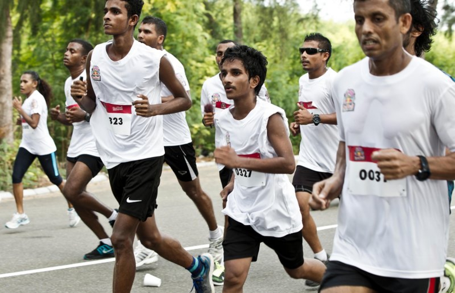 ރެޑްބުލް ކެޗް ދަ ފެރީގެ ބައިވެރިން ރޭހުގައި ދުވަނީ. --ފޮޓޯ: މުހައްމަދު އަހުސަން (ރެޑްބުލް)