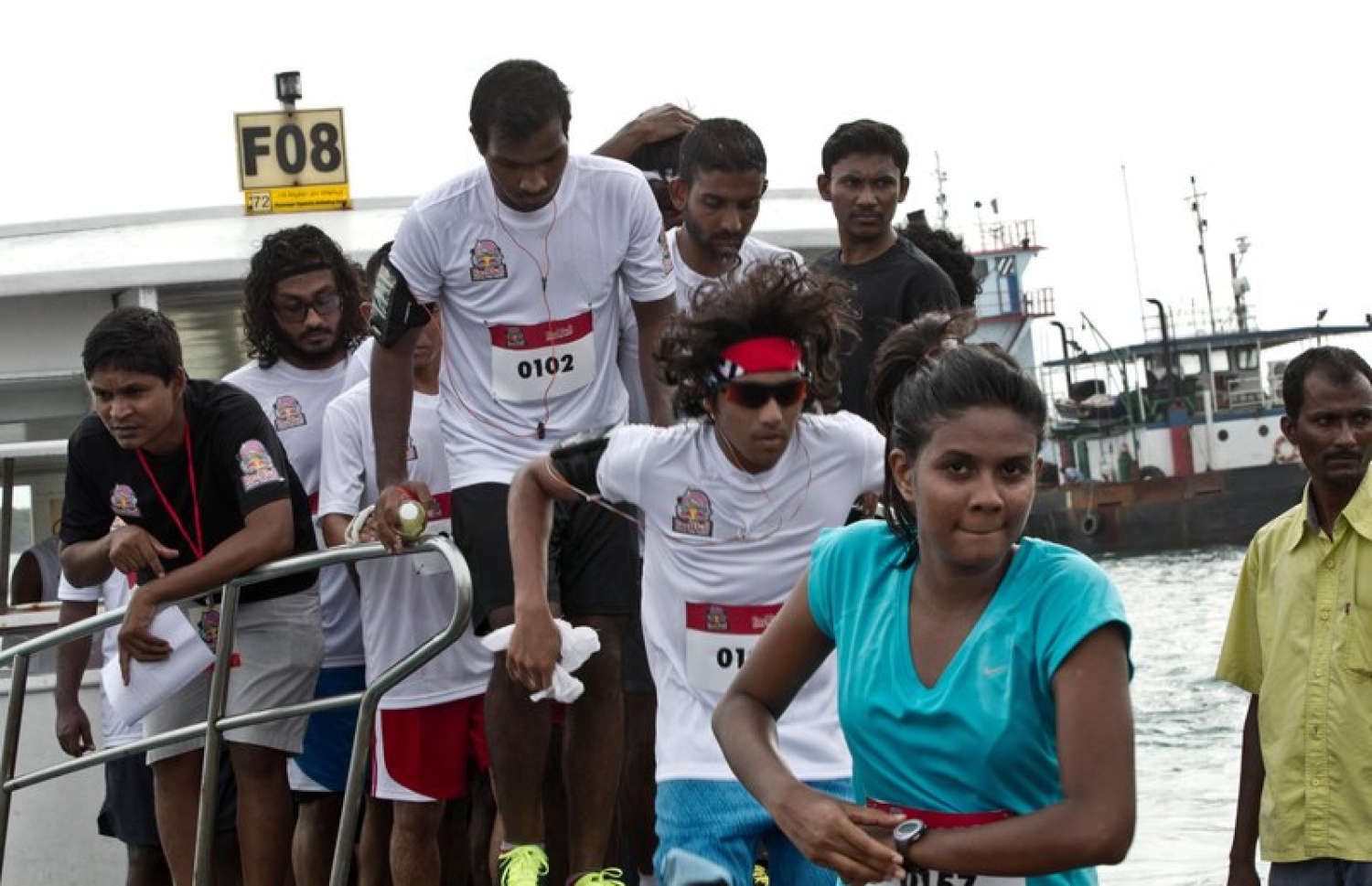 ރެޑްބުލް ކެޗް ދަ ފެރީގެ ބައިވެރިން ފެރީން ފައިބަނީ. --ފޮޓޯ: މުހައްމަދު އަހުސަން (ރެޑްބުލް)