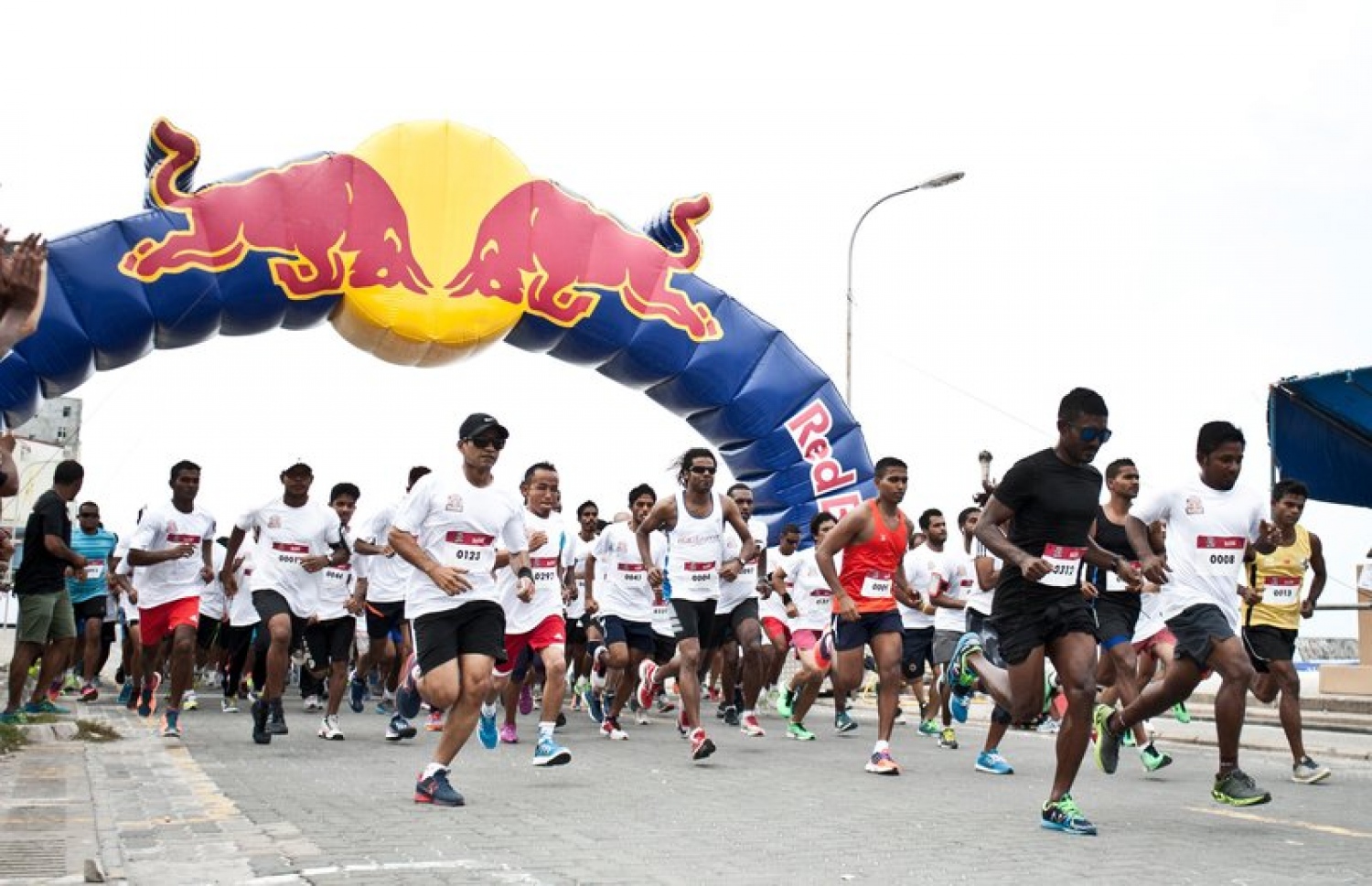 ރެޑްބުލް ކެޗް ދަ ފެރީގެ ބައިވެރިން ރޭހުގައި ދުވަނީ. --ފޮޓޯ: މުހައްމަދު އަހުސަން (ރެޑްބުލް)