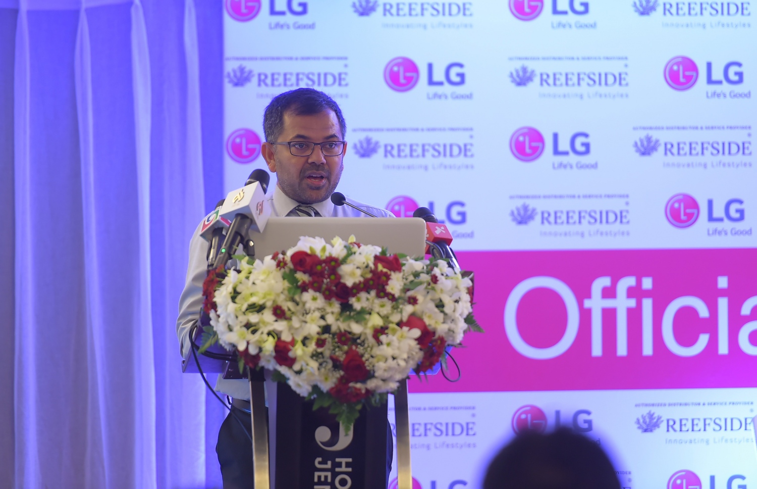 އެލްޖީ ބްރޭންޑުގެ އޮތޮރައިޒްޑް ޑިސްޓްރިބިއުޓާ އަދި ސާވިސް ޕްރޮވައިޑާ އަކަށް ރީފްސައިޑް ހަމަޖައްސައި އެއްބަސްވުމުގައި ސޮއި ކުރުމަށް ބޭއްވި ރަސްމިއްޔާތުގައި ޓޫރިޒަމް މިނިސްޓަރު މޫސާ ޒަމީރު ވާހަކަ ދައްކަވަނީ.-- ފޮޓޯ: މުހައްމަދު ޝަރުހާން / މިހާރު