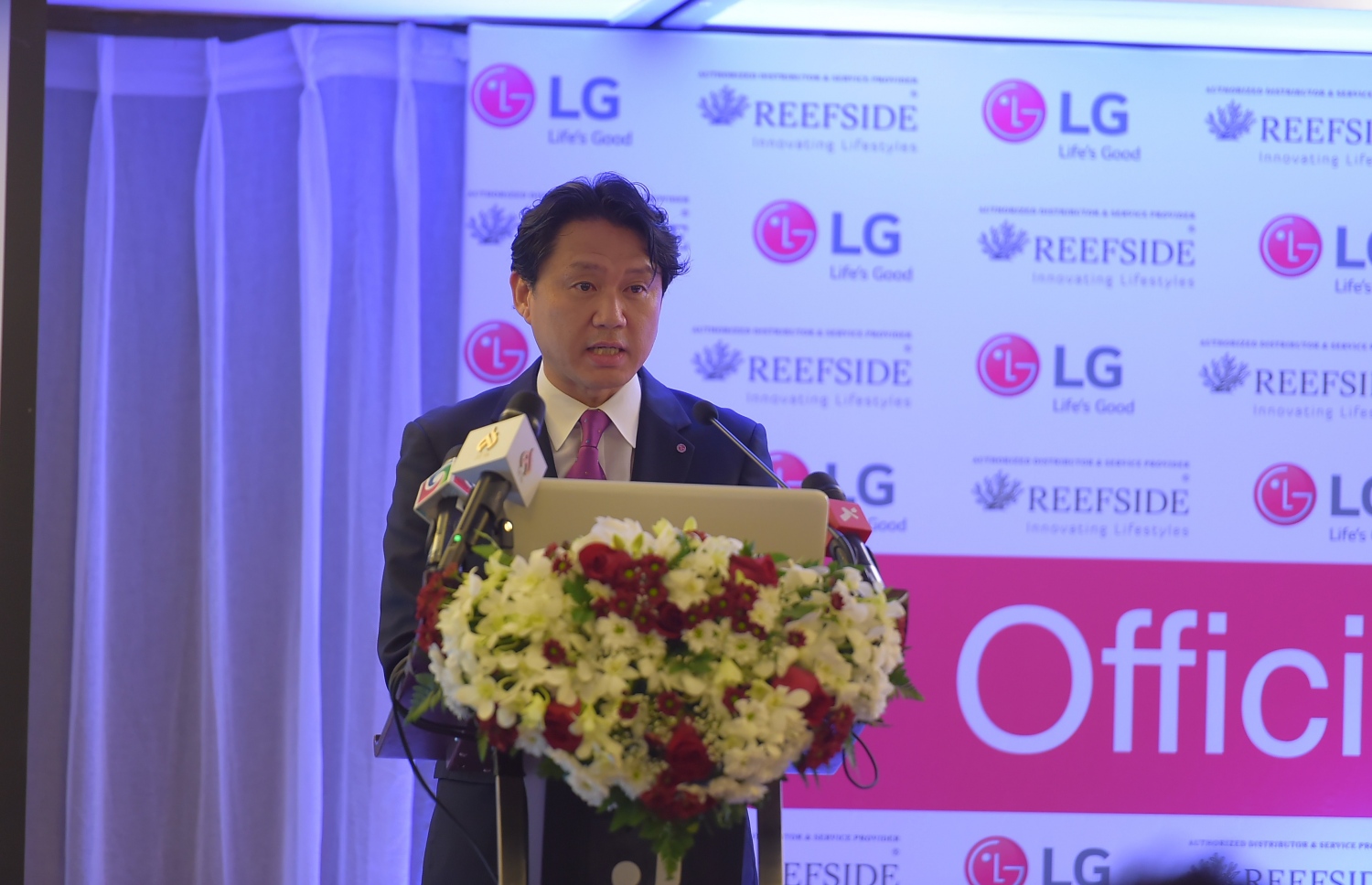 އެލްޖީ ބްރޭންޑުގެ އޮތޮރައިޒްޑް ޑިސްޓްރިބިއުޓާ އަދި ސާވިސް ޕްރޮވައިޑާ އަކަށް ރީފްސައިޑް ހަމަޖައްސައި އެއްބަސްވުމުގައި ސޮއި ކުރުމަށް ބޭއްވި ރަސްމިއްޔާތުގައި އެލްޖީ ސިންގަޕޫރުގެ މެނޭޖިން ޑިރެކްޓަރު ޔުން ޝޫ ޕާކް ވާހަކަ ދައްކަވަނީ.-- ފޮޓޯ: މުހައްމަދު ޝަރުހާން / މިހާރު