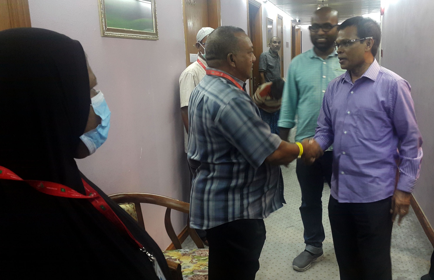 ރައްޔިތުންގެ މަޖިލީހުގެ ރައީސް އަބްދުﷲ މަސީހް، ހައްޖު ކޯޕަރޭޝަންގެ ހައްޖުވެރިން ތިބޭ ހޮޓަލަށް ވަޑައިގެން ހައްޖުވެރިންނާ ބައްދަލު ކުރައްވަނީ. --މިހާރު ފޮޓޯ އަހްމަދު އަބްދުﷲ ސައީދު