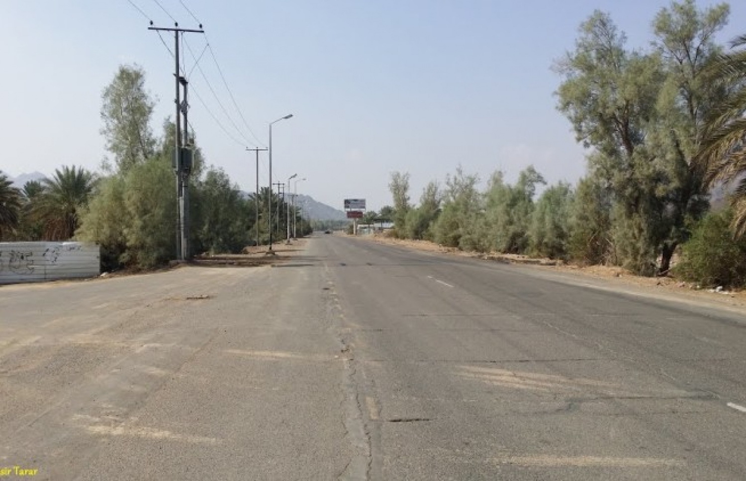 ޖިންނީންގެ ވާދީގައި ތާރުއަޅައި ހަދާފައިވާ މަގެއް.