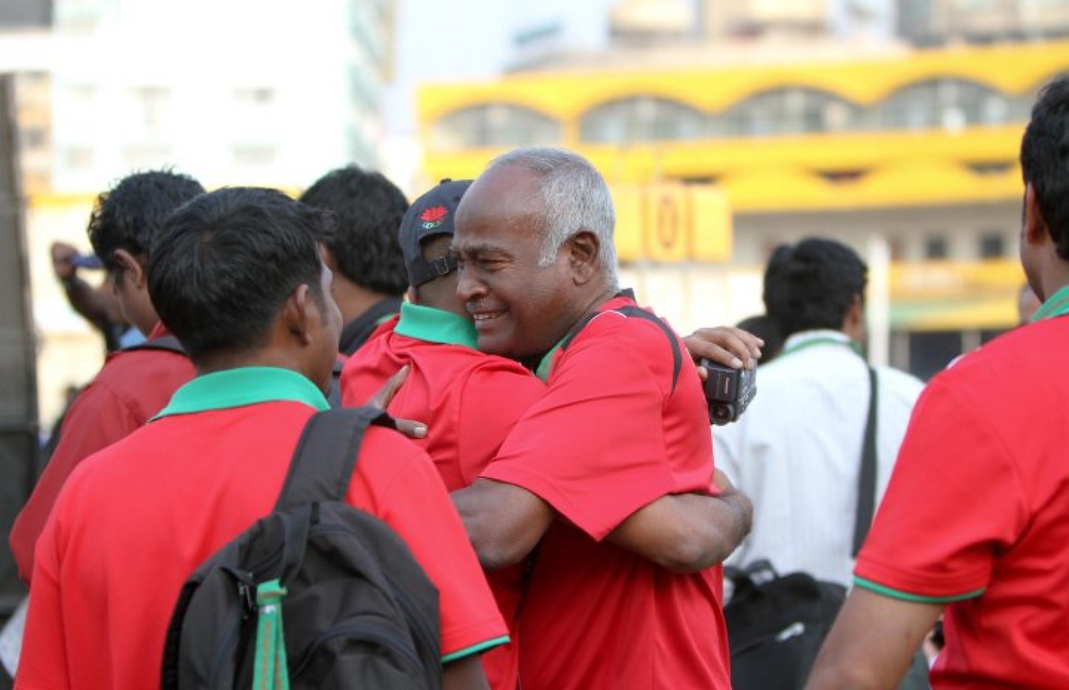 2010 ވަނަ އަހަރުގެ ސައުތު އޭޝިއަން ގޭމްސް އިން މެޑަލް ހޯދުމުން ފާއިލް އަށް އެސޯސިއޭޝަނުގެ ރައީސް އަލިބެ މަރުހަބާ ކިޔަނީ.