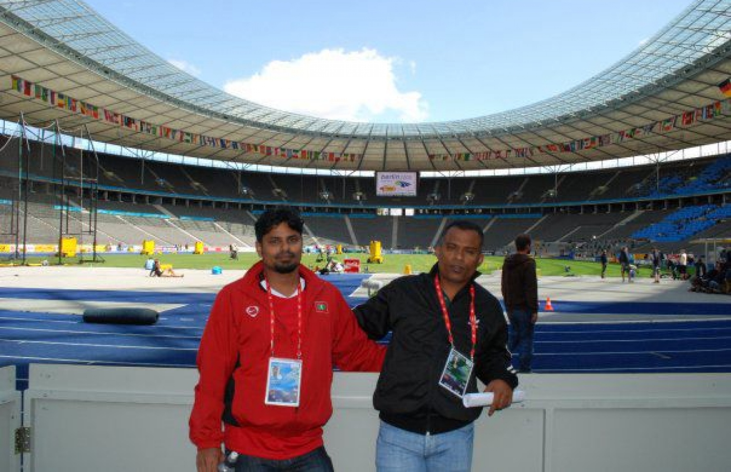 ފާއިލް (ކ) އެތުލެޓިކްސް އެސޯސިއޭޝަނުގެ ރައީސް ތޮލާލާ އެކު.