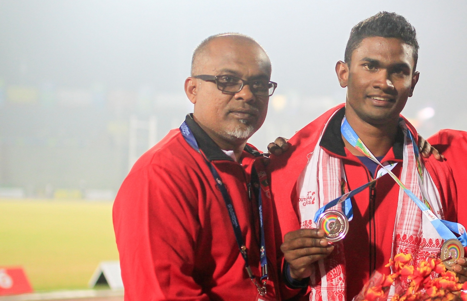 ފާއިލް (ވ) 2016 ވަމަ އަހަރުގެ ސައުތު އޭޝިއަން ގޭމްސްގައި ސާއިދު ހޯދި ރިހި މެޑަލަށް ފަހު އޭނާއާ އެކު. --ފޮޓޯ: އިމޭޖަސް އެމްވީ