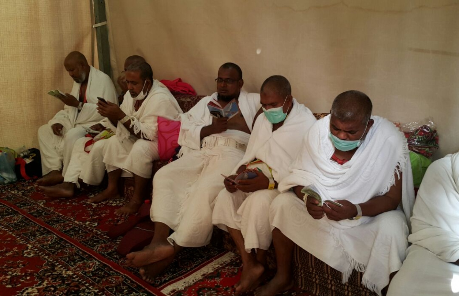 ދިވެހި ހައްޖާޖީން ސެޕްޓެމްބަރު 11، 2016 ދުވަހު އަރަފާތު ބިމުގައި. މި އަހަރު ދެ މިލިއަނެއްހާ މީހުން ހައްޖުގެ އަޅުކަން އަދާކުރާނެ. -- ފޮޓޯ: އަހްމަދު އަބްދުﷲ ސައީދު/މިހާރު